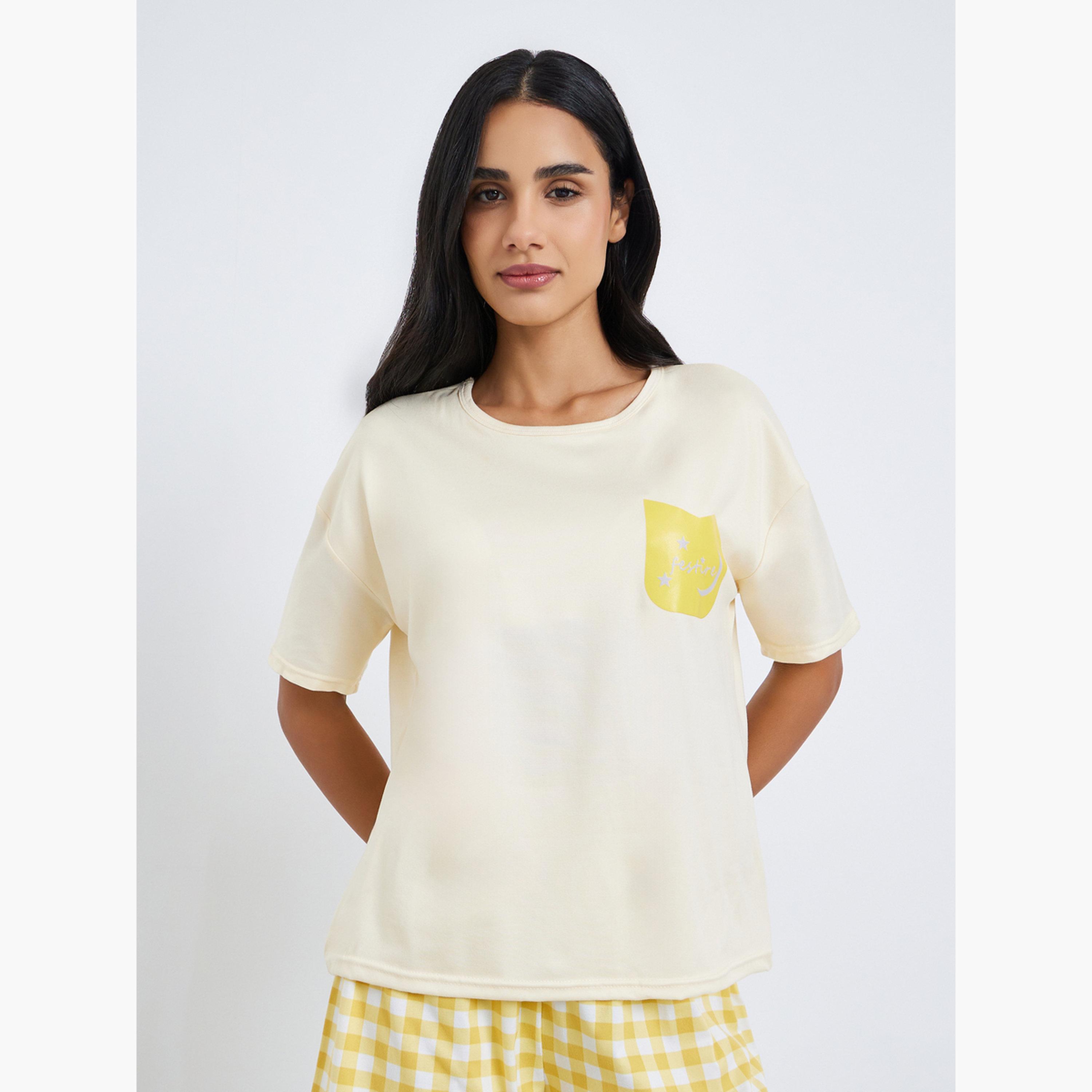 طقم تيشيرت بأكمام قصيرة وشورت بطبعة نص-women-clothing-nightwear-pyjamas-shortsets-image-2