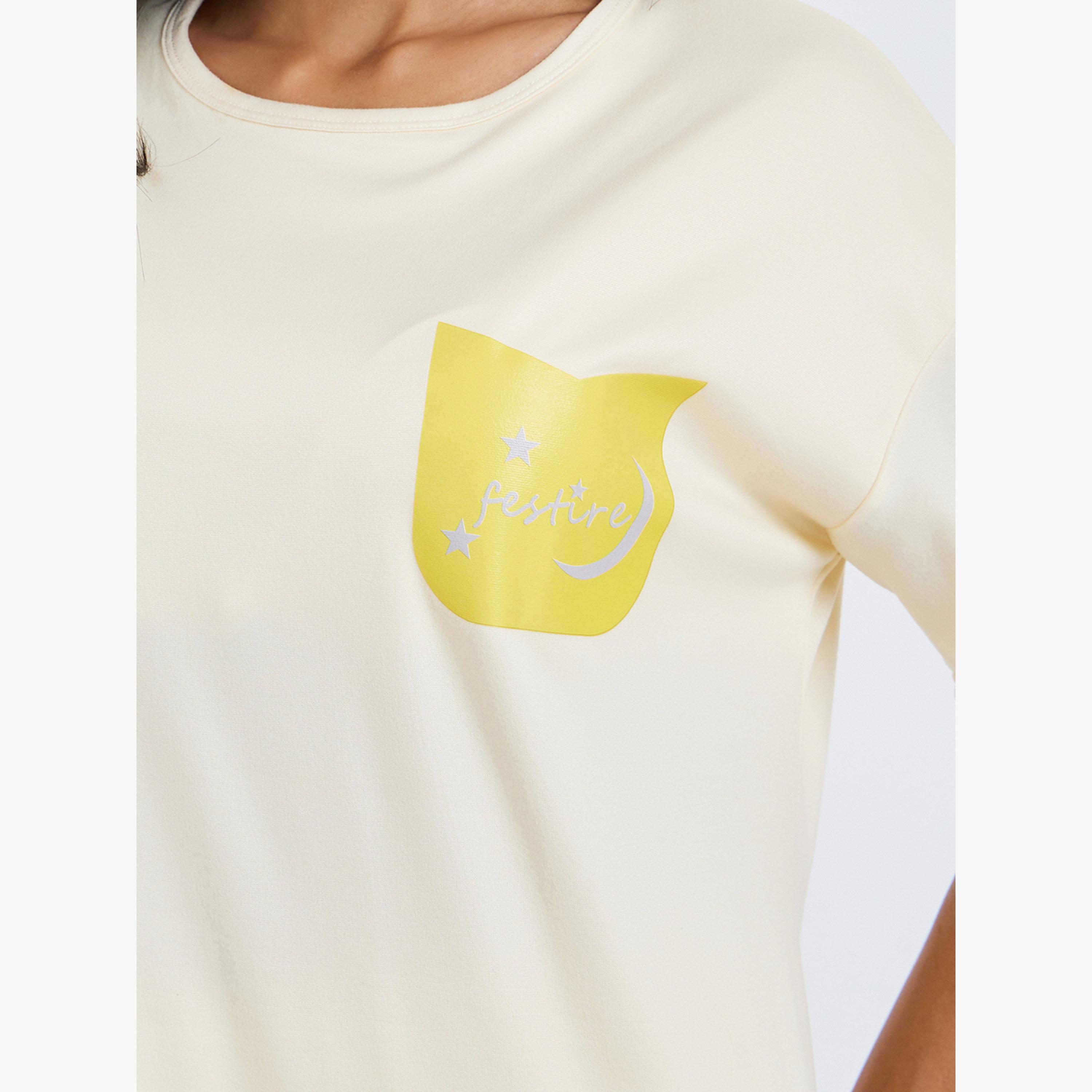 طقم تيشيرت بأكمام قصيرة وشورت بطبعة نص-women-clothing-nightwear-pyjamas-shortsets-image-3