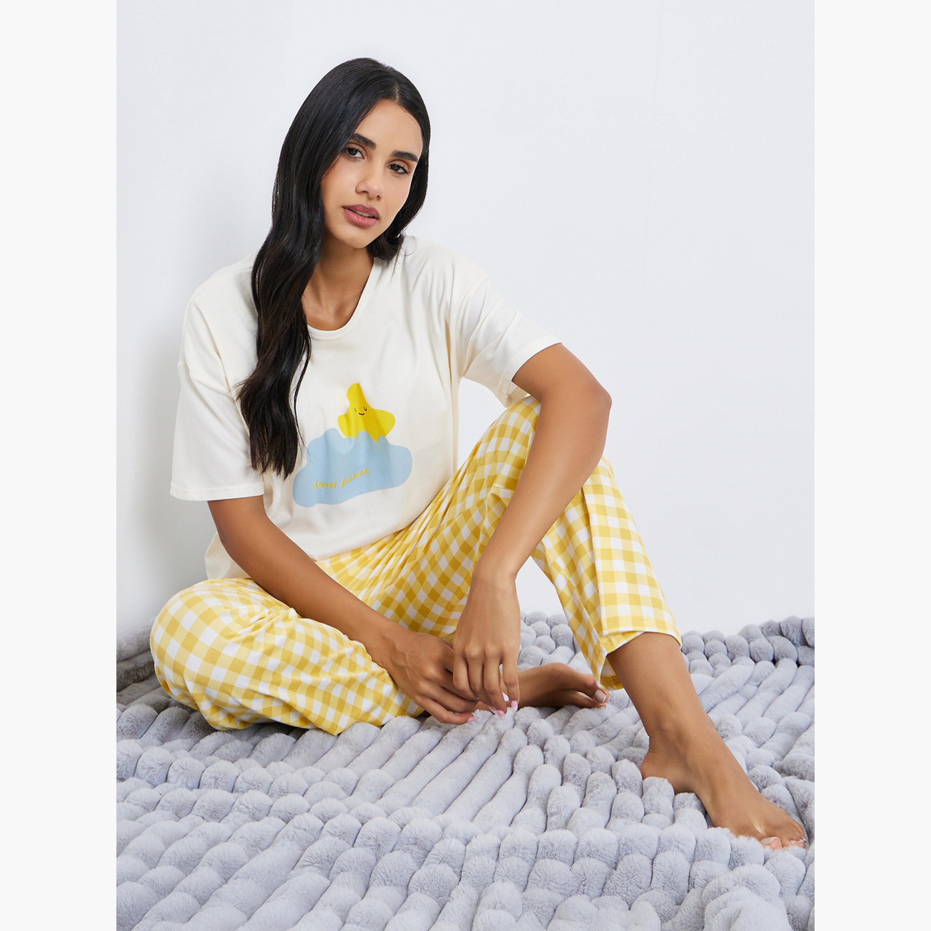 طقم 3 قطع تيشيرت مطبوع وشورت كاروهات وبيجاما-women-clothing-nightwear-pyjamas-longsets-image-2