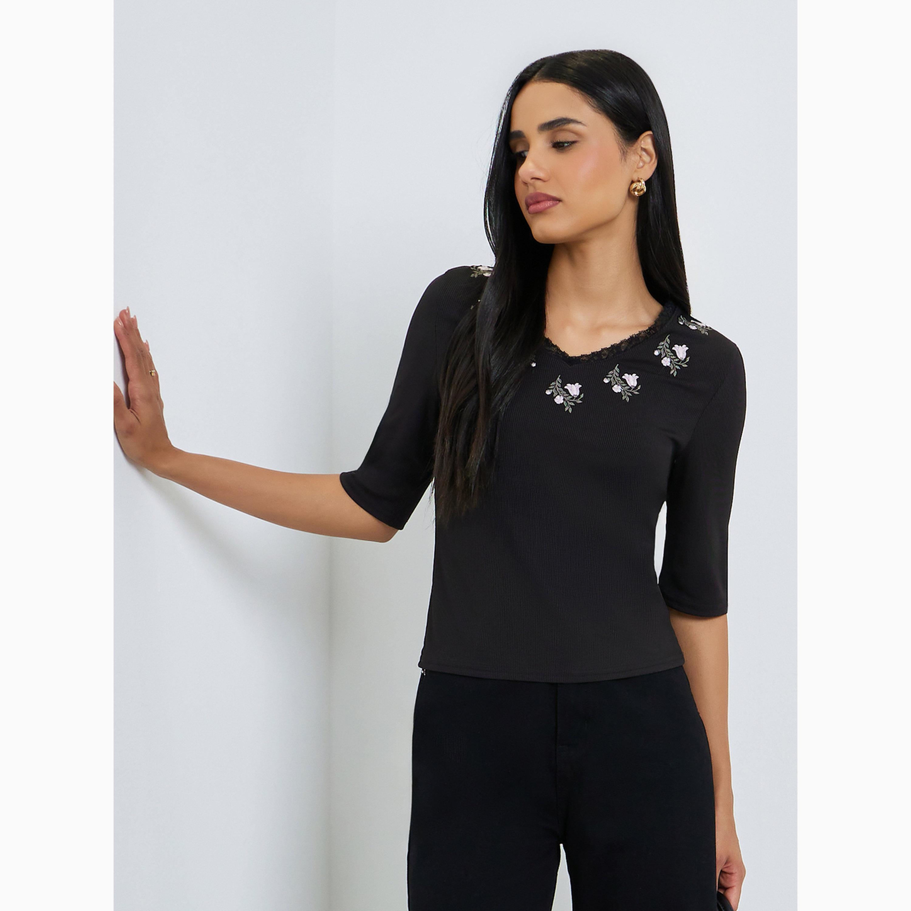 تيشيرت بقصة ضيقة وتطريز دانتيل زهور-women-clothing-tshirts-image-1