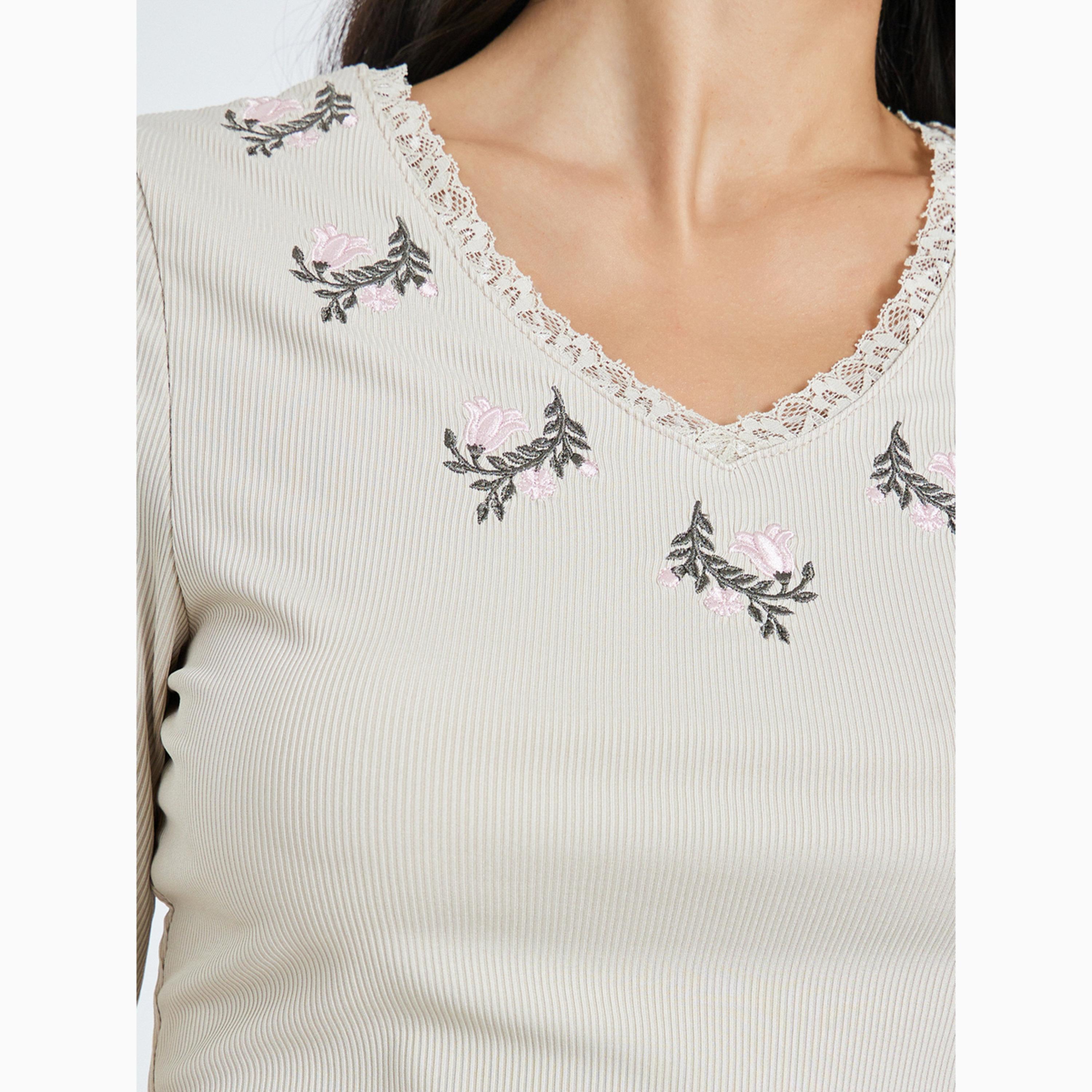 تيشيرت بقصة ضيقة وتطريز زهور وتفاصيل دانتيل-women-clothing-tshirts-image-4
