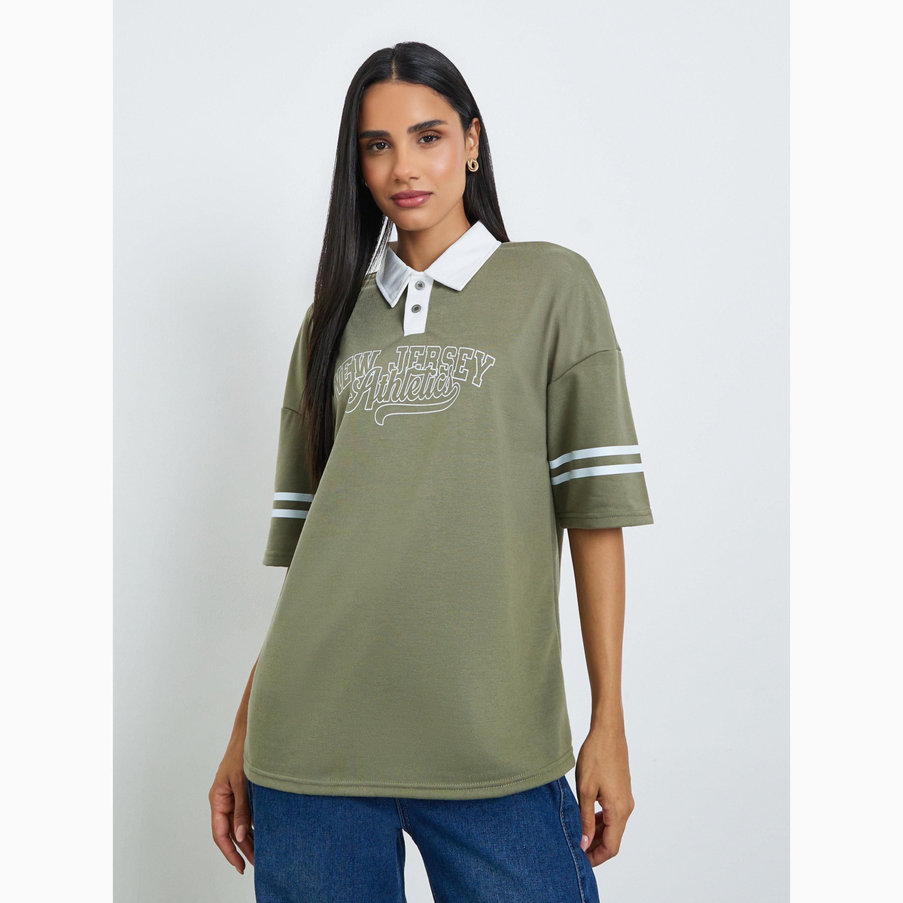 تيشيرت بولو بقصة واسعة وياقة متباينة وطبعة شعار-women-clothing-tshirts-image-1