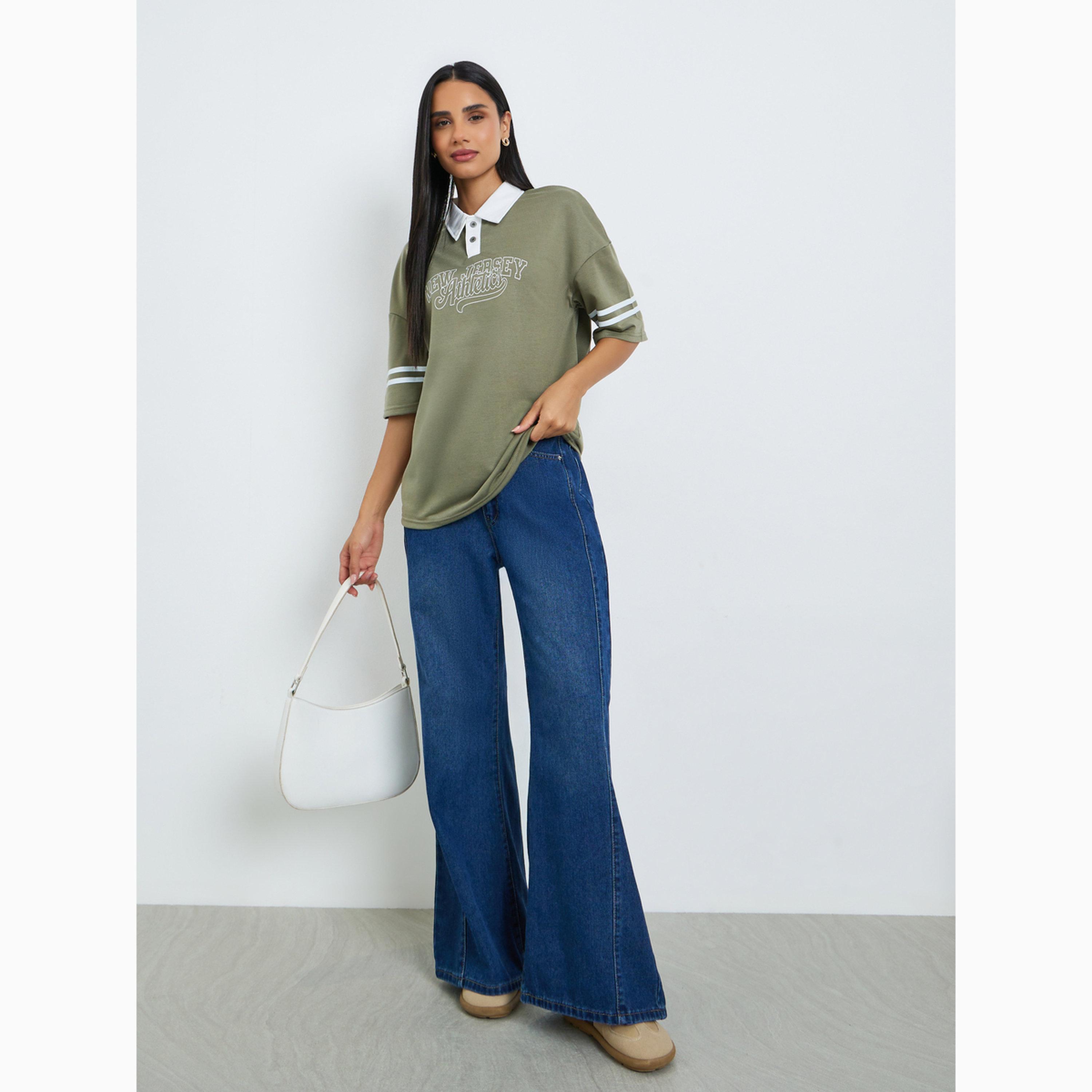 تيشيرت بولو بقصة واسعة وياقة متباينة وطبعة شعار-women-clothing-tshirts-image-2