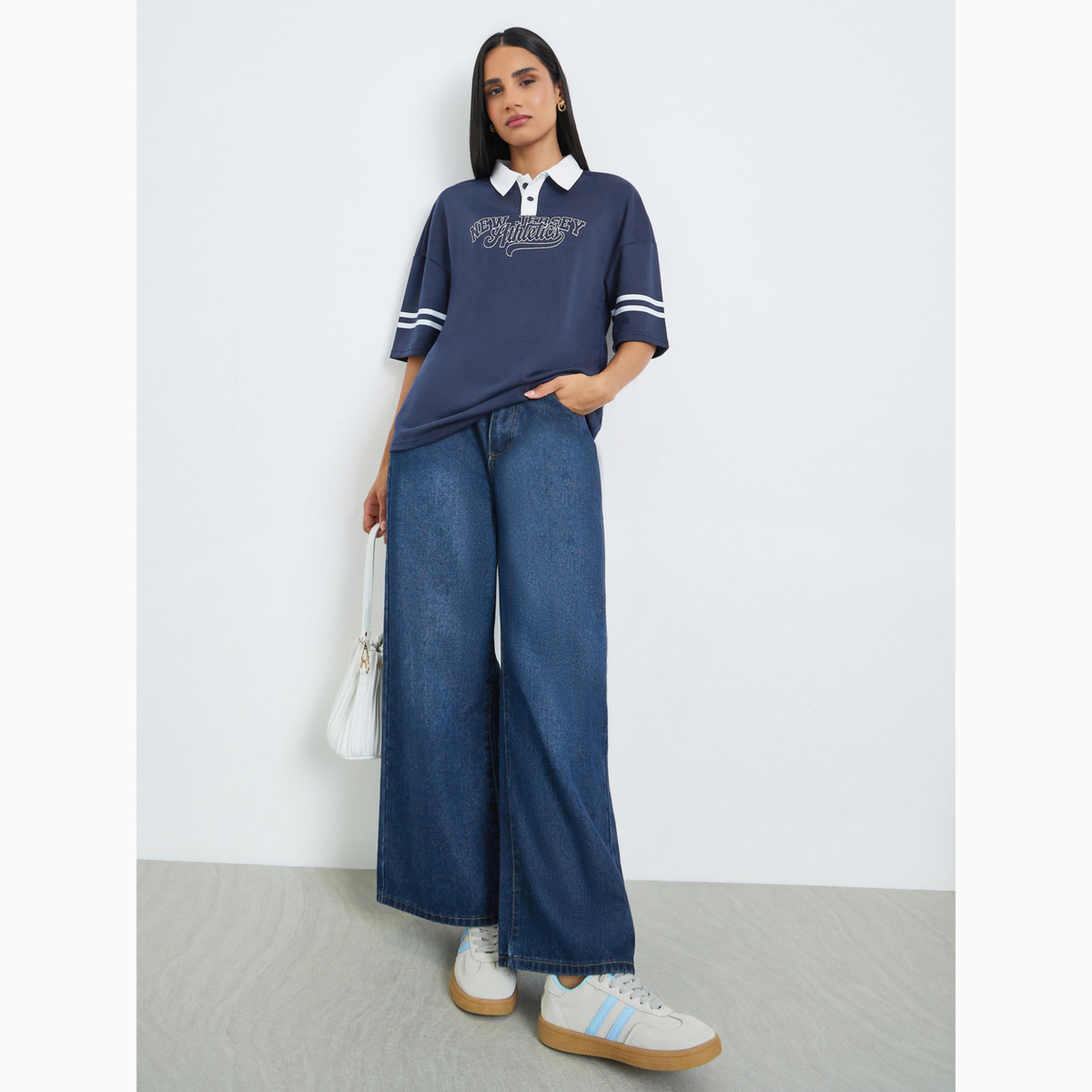 تيشيرت بولو بقصة واسعة وياقة متباينة وطبعة شعار-women-clothing-tshirts-image-2