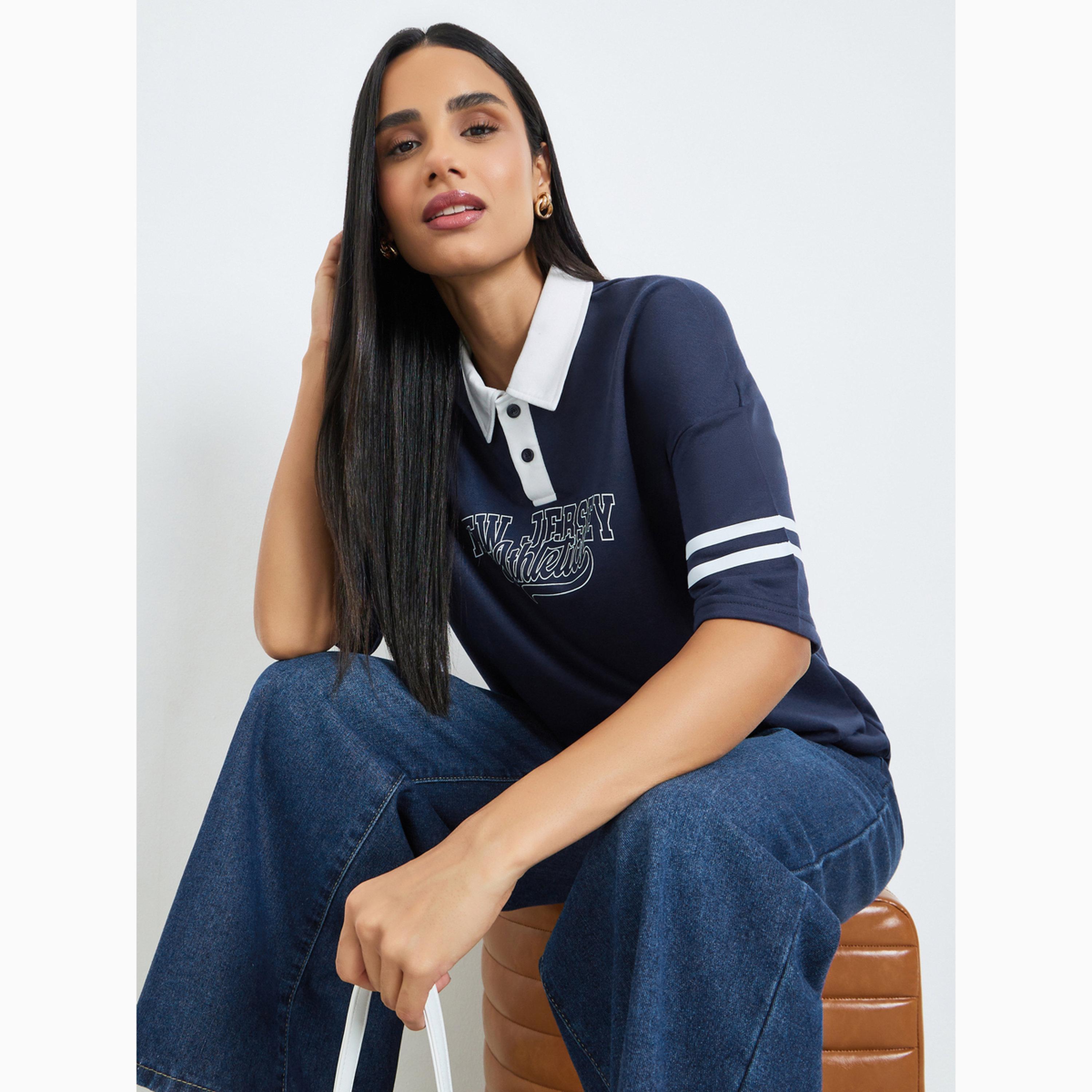 تيشيرت بولو بقصة واسعة وياقة متباينة وطبعة شعار-women-clothing-tshirts-image-3