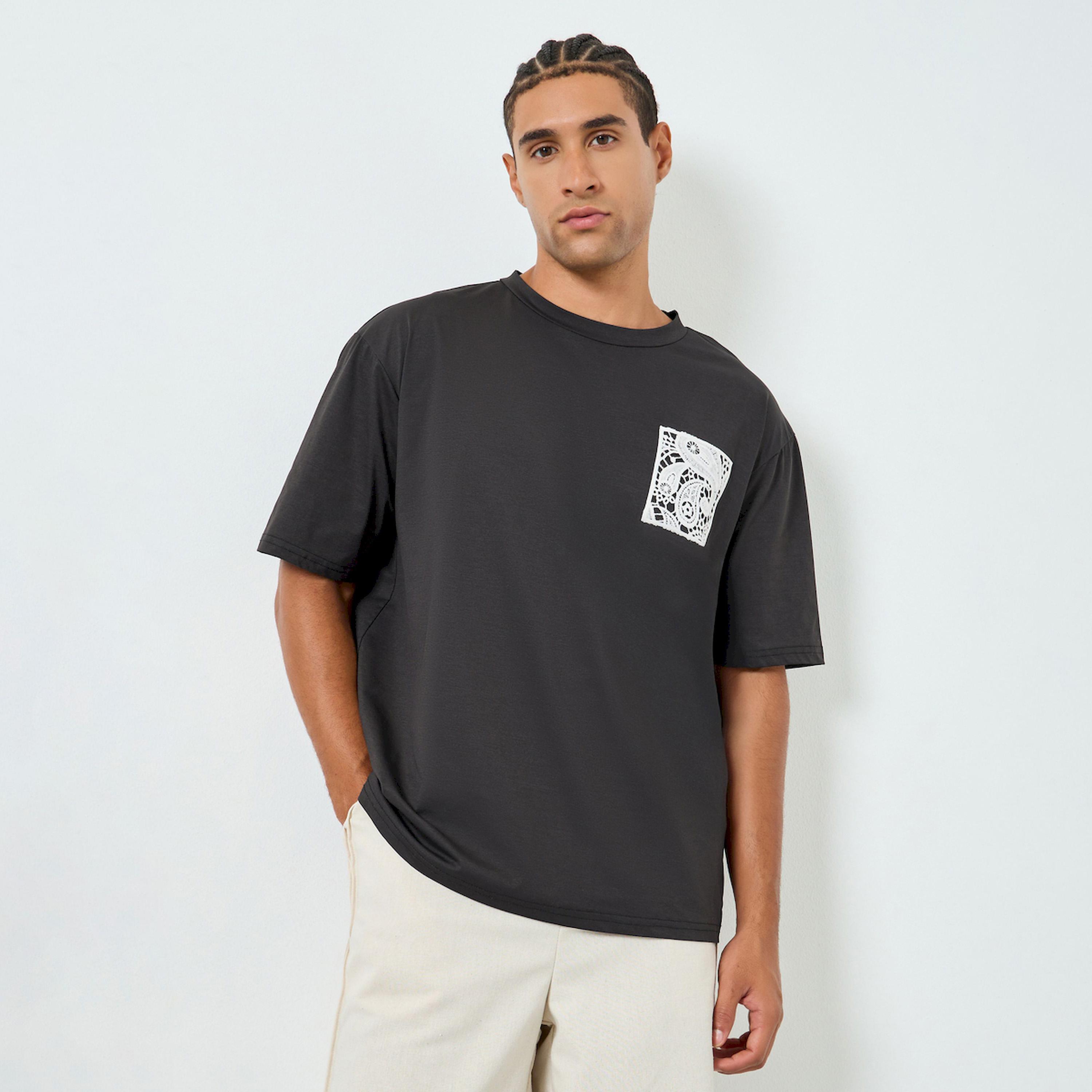 تيشيرت رجالي أسود بطبعة جرافيك وقصة واسعة-men-clothing-tshirtsandpolos-tshirts-image-1