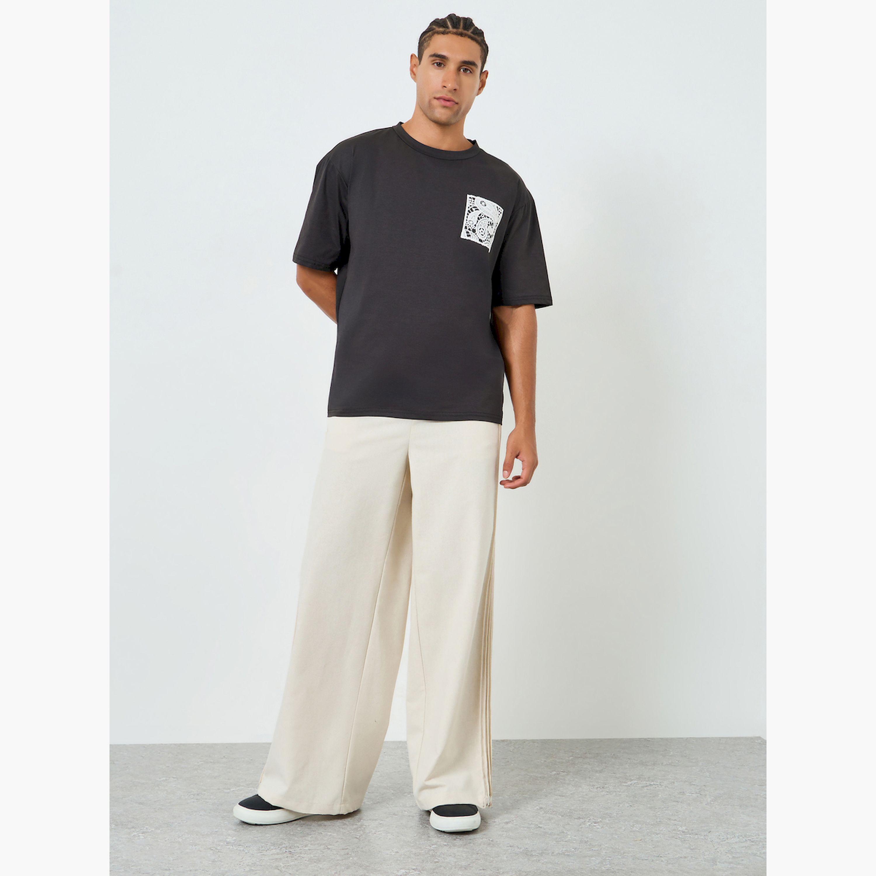 تيشيرت رجالي أسود بطبعة جرافيك وقصة واسعة-men-clothing-tshirtsandpolos-tshirts-image-2