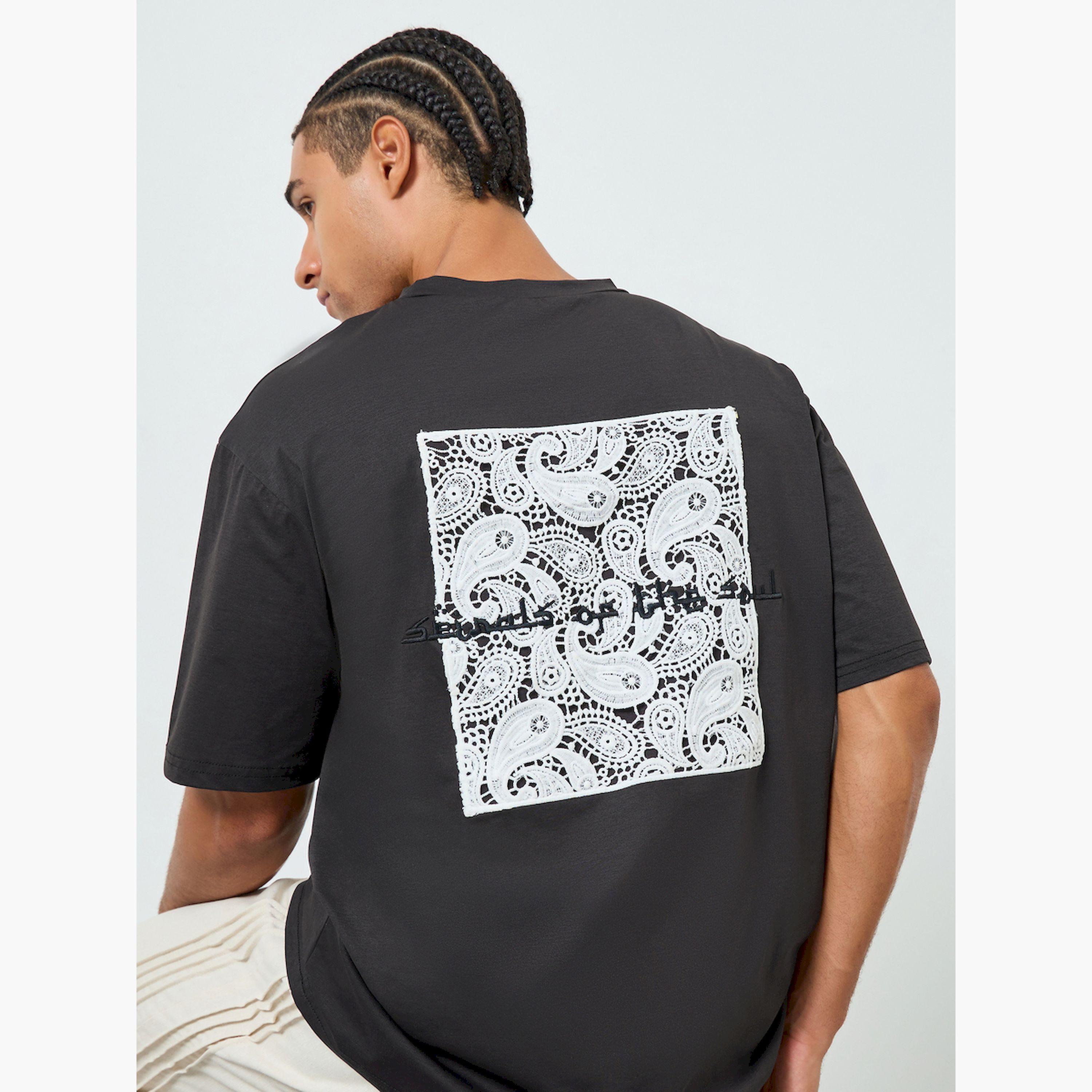 تيشيرت رجالي أسود بطبعة جرافيك وقصة واسعة-men-clothing-tshirtsandpolos-tshirts-image-3
