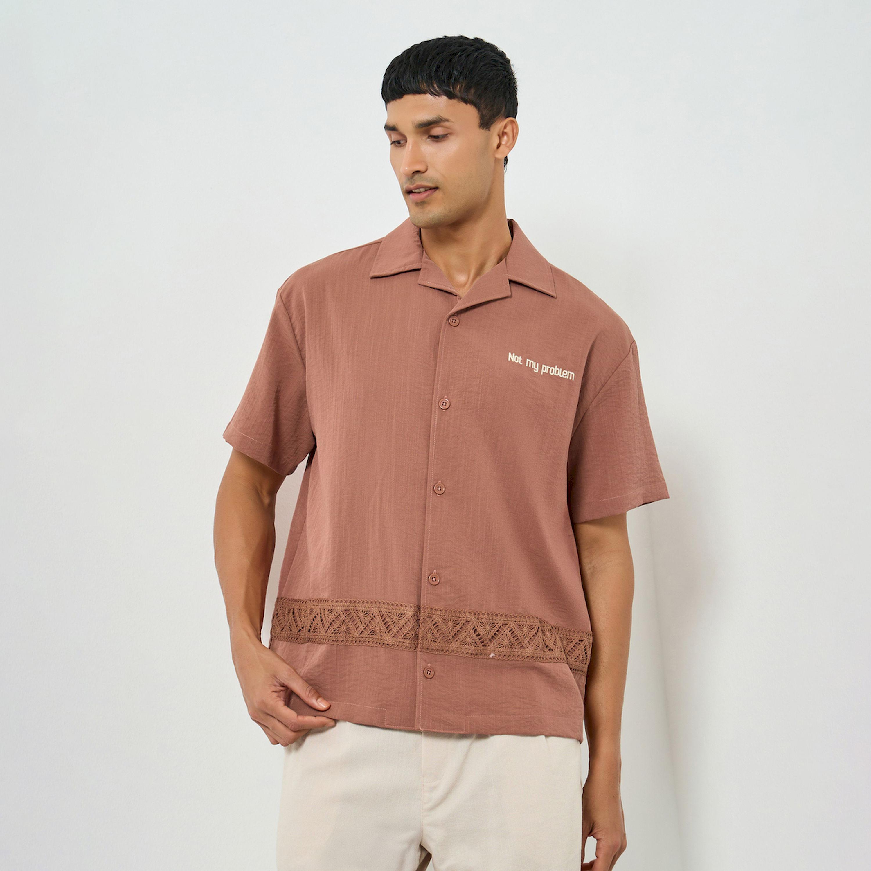 قميص واسع بأكمام قصيرة وتفاصيل دانتيل-men-clothing-shirts-image-1