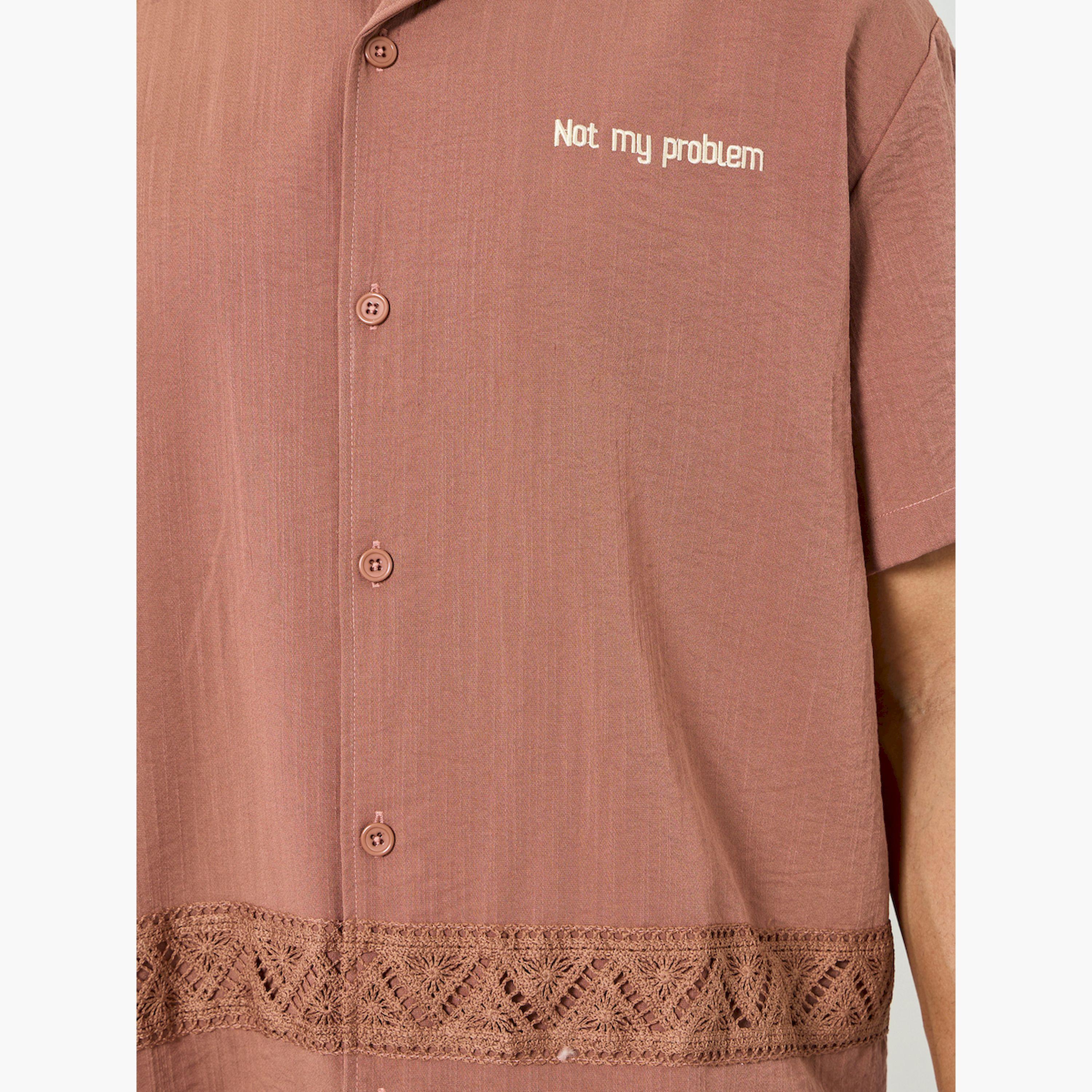قميص واسع بأكمام قصيرة وتفاصيل دانتيل-men-clothing-shirts-image-5