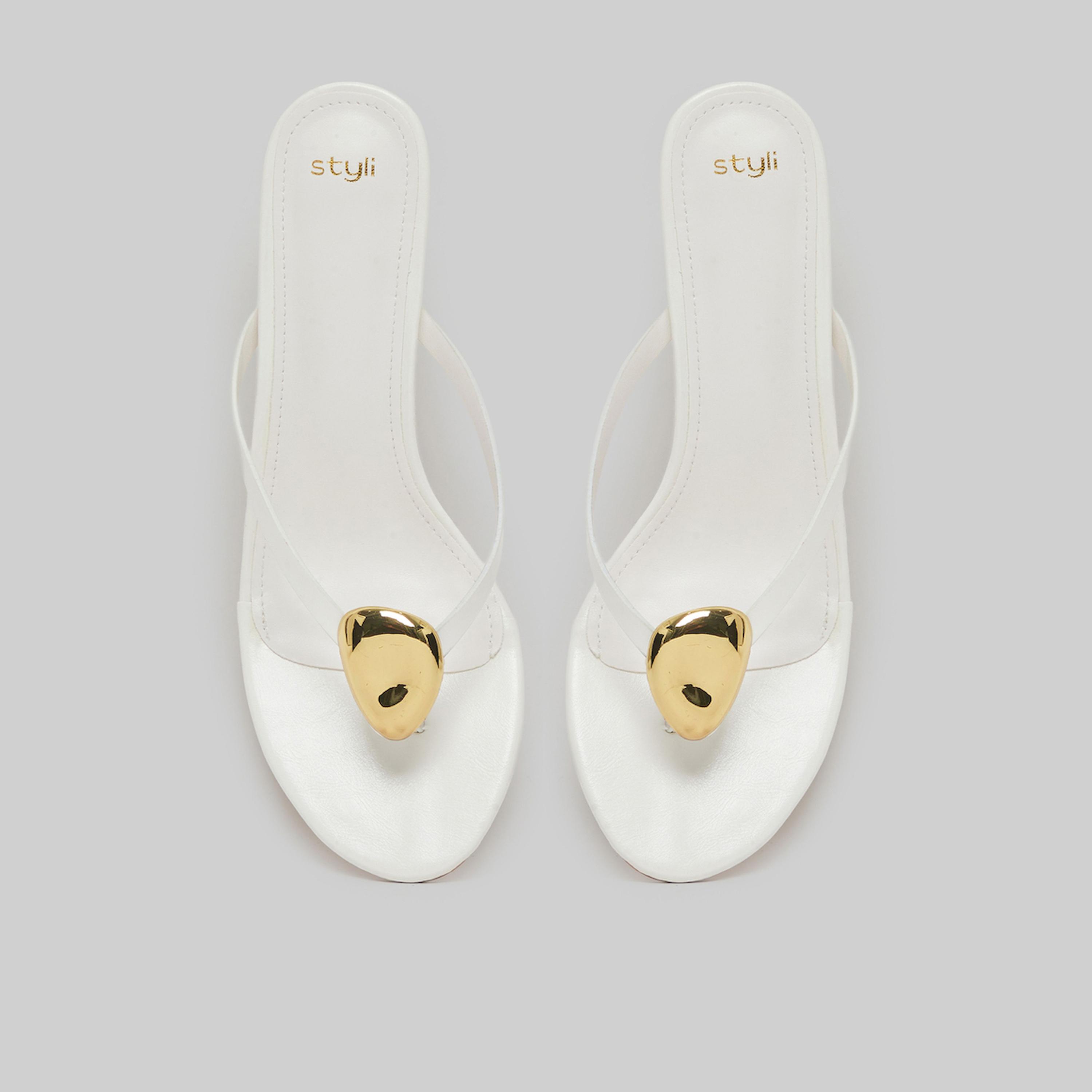 صندل أبيض بكعب مخروطي وتفاصيل ذهبية-women-shoes-heels-image-3