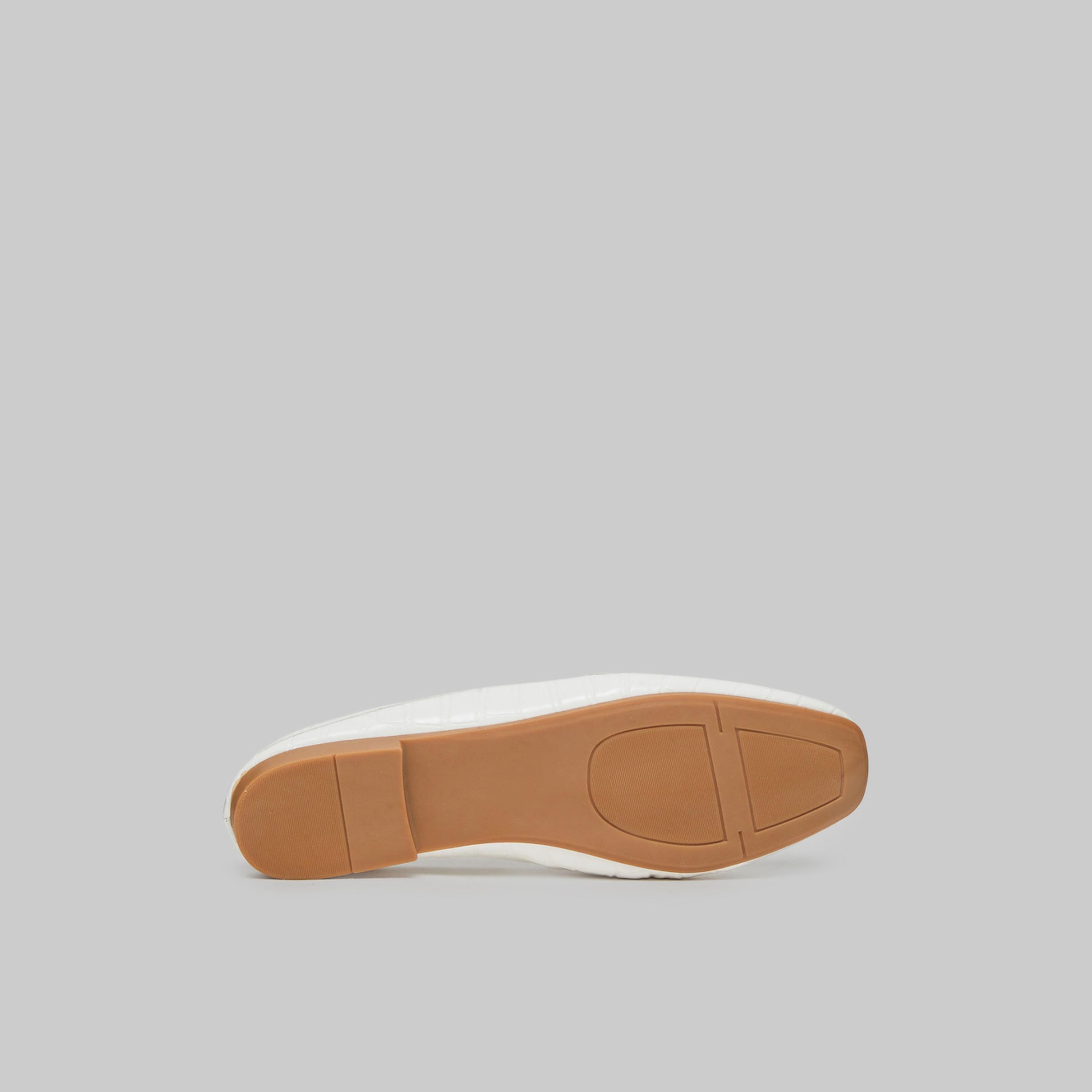 حذاء مول مسطح أبيض بنقشة جلد التمساح-women-shoes-heels-image-6