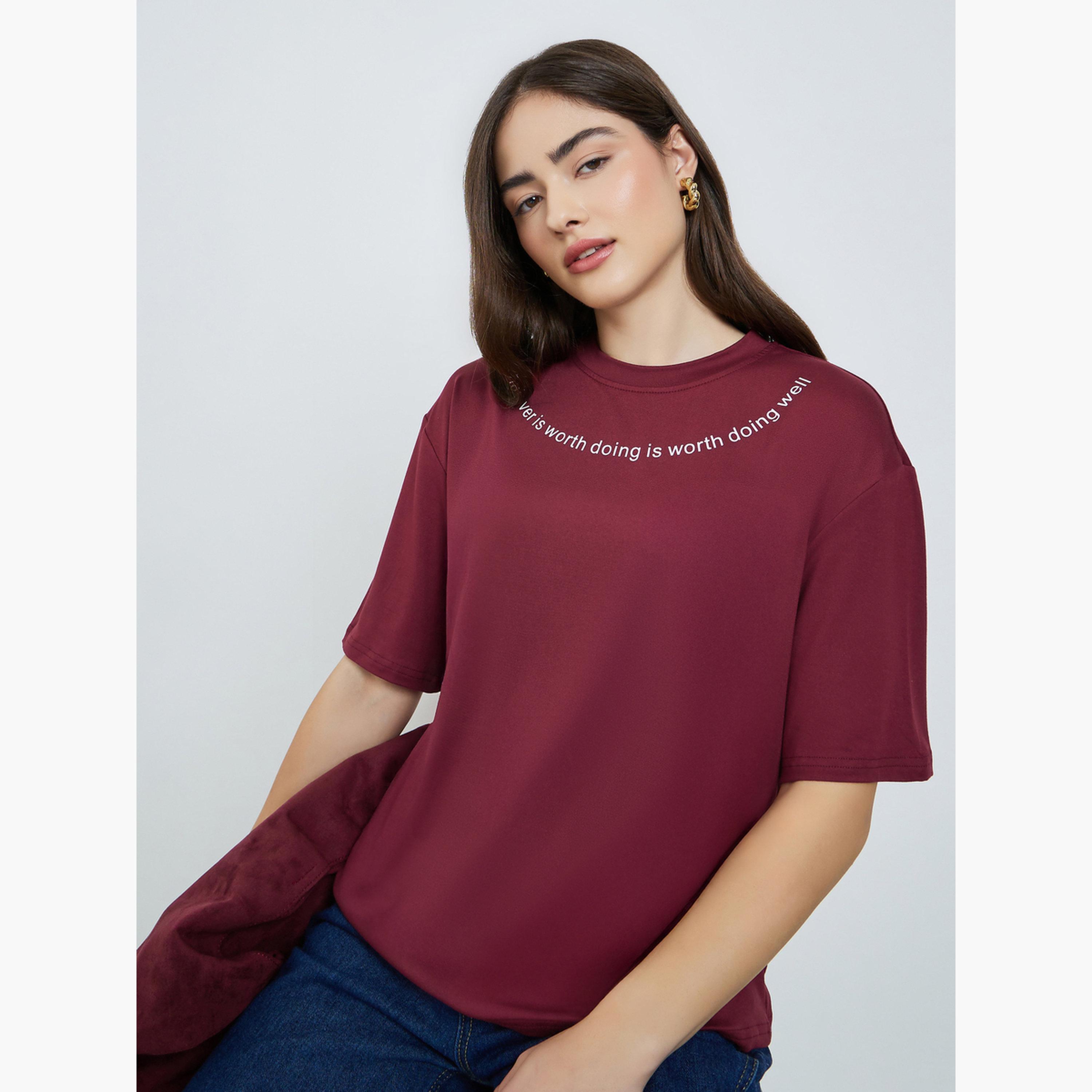 تيشيرت بشعار وقصة واسعة-women-clothing-tshirts-image-3