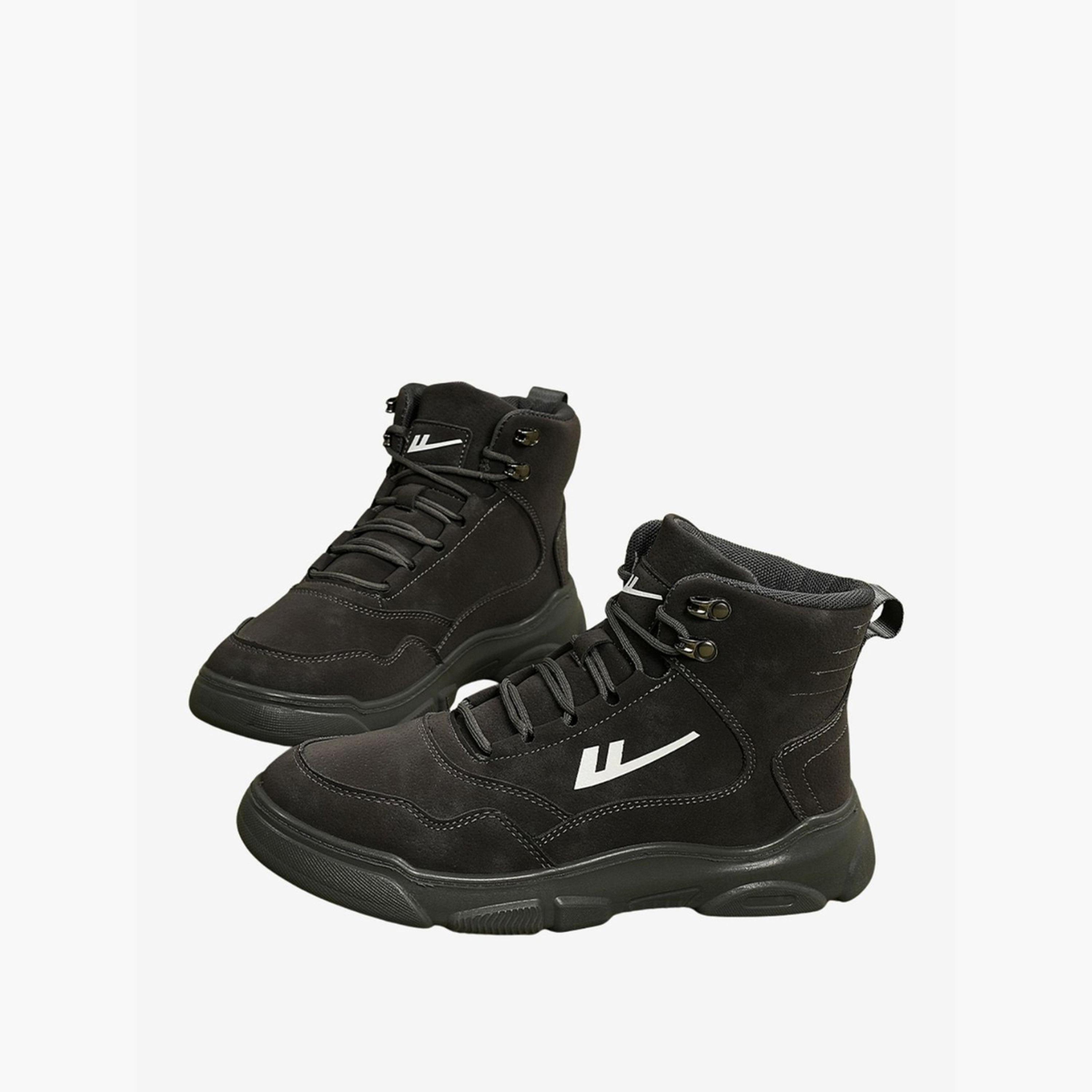 حذاء بوت برباط وتفاصيل شعار للرجال-men-shoes-boots-image-2