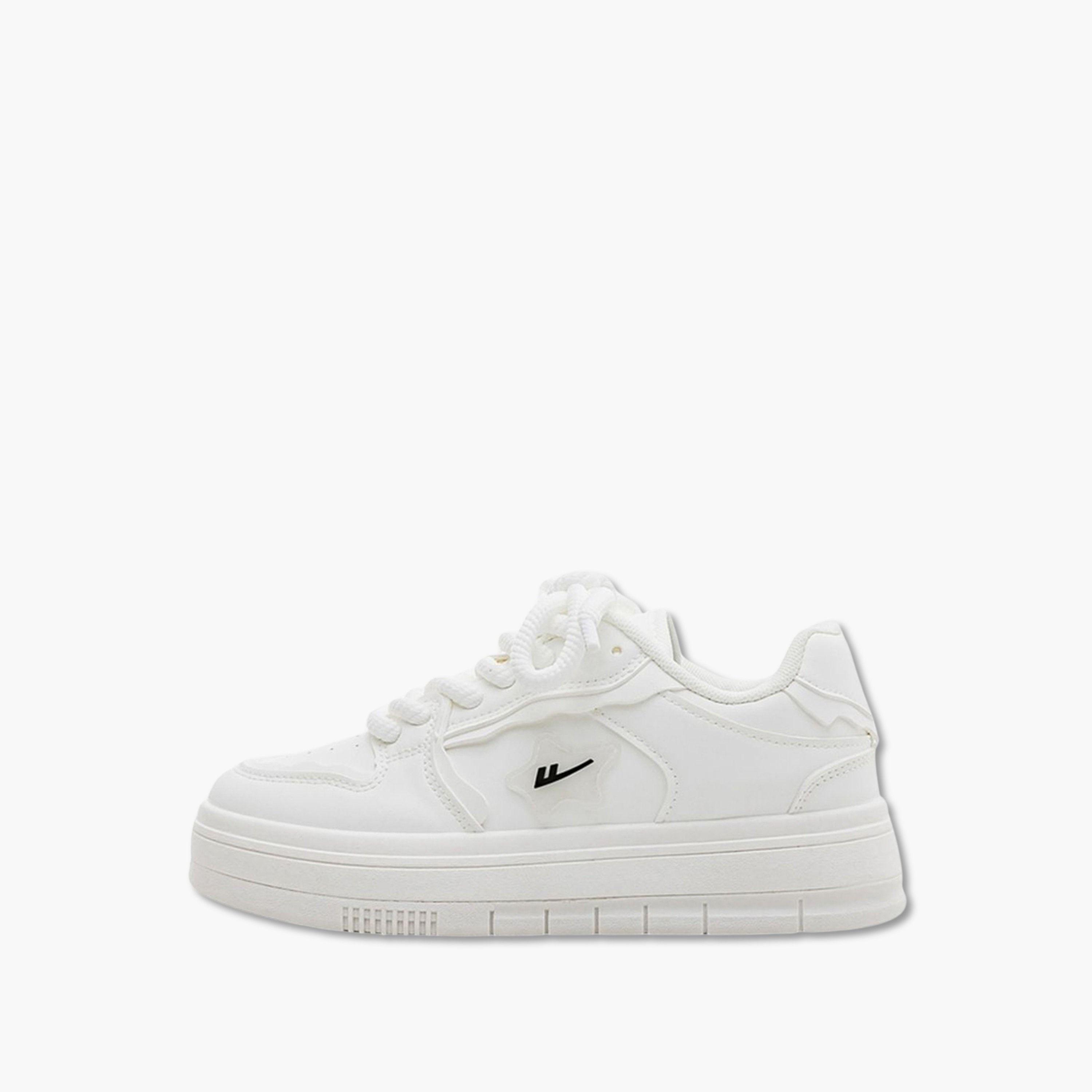 حذاء سنيكرز بأربطة وتفاصيل شعار-women-shoes-sneakers-image-2