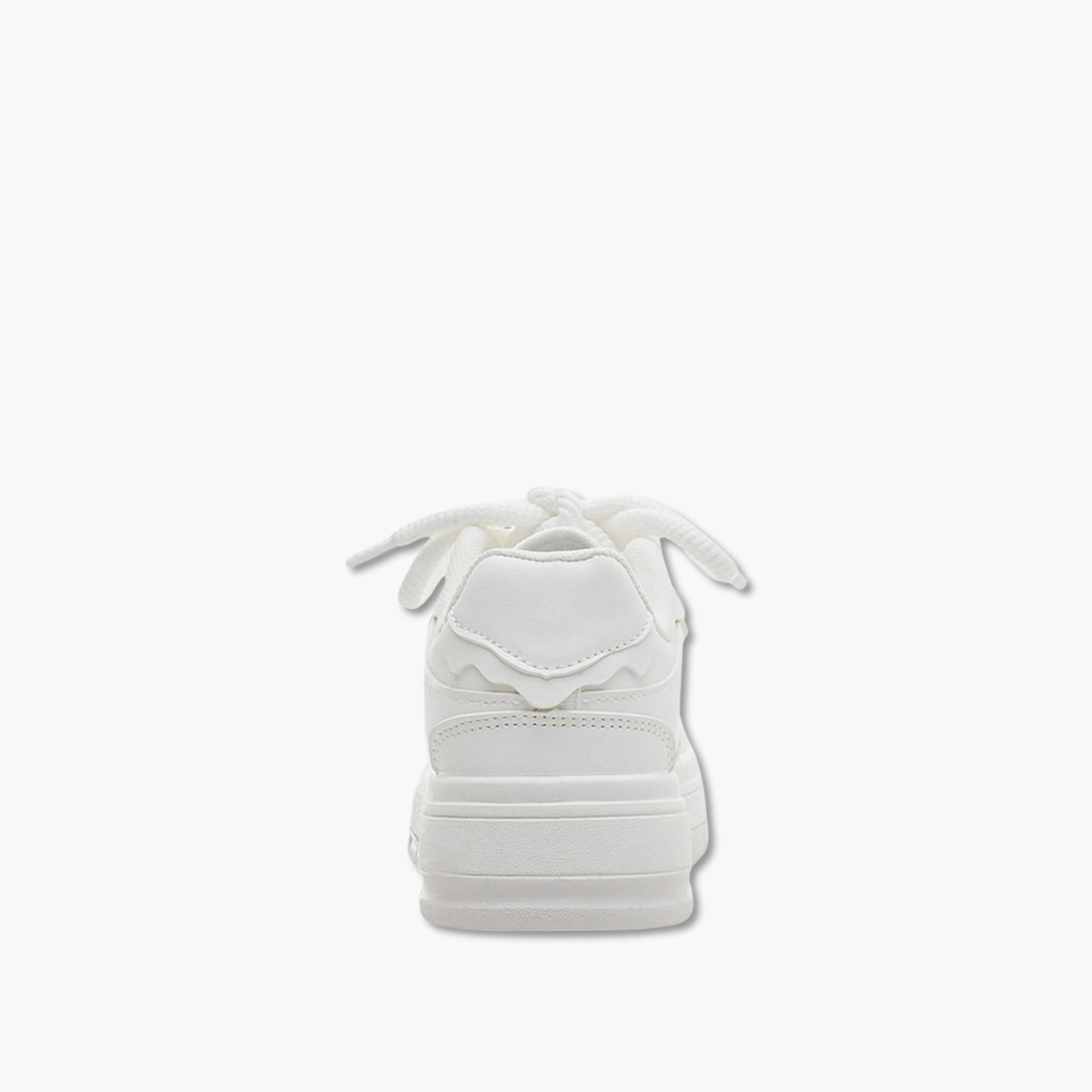 حذاء سنيكرز بأربطة وتفاصيل شعار-women-shoes-sneakers-image-4