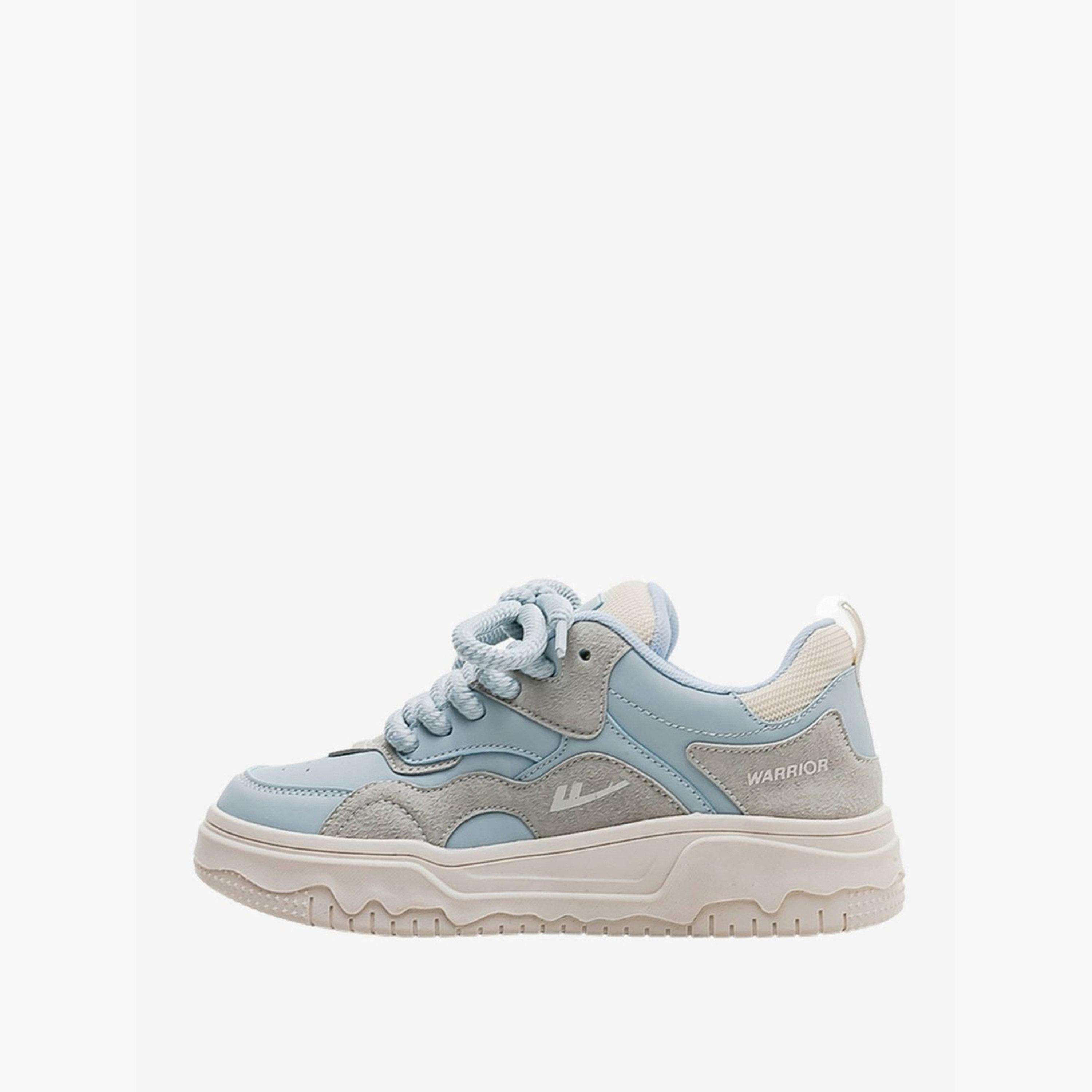حذاء سنيكرز بأربطة وتفاصيل شعار-women-shoes-sneakers-image-2