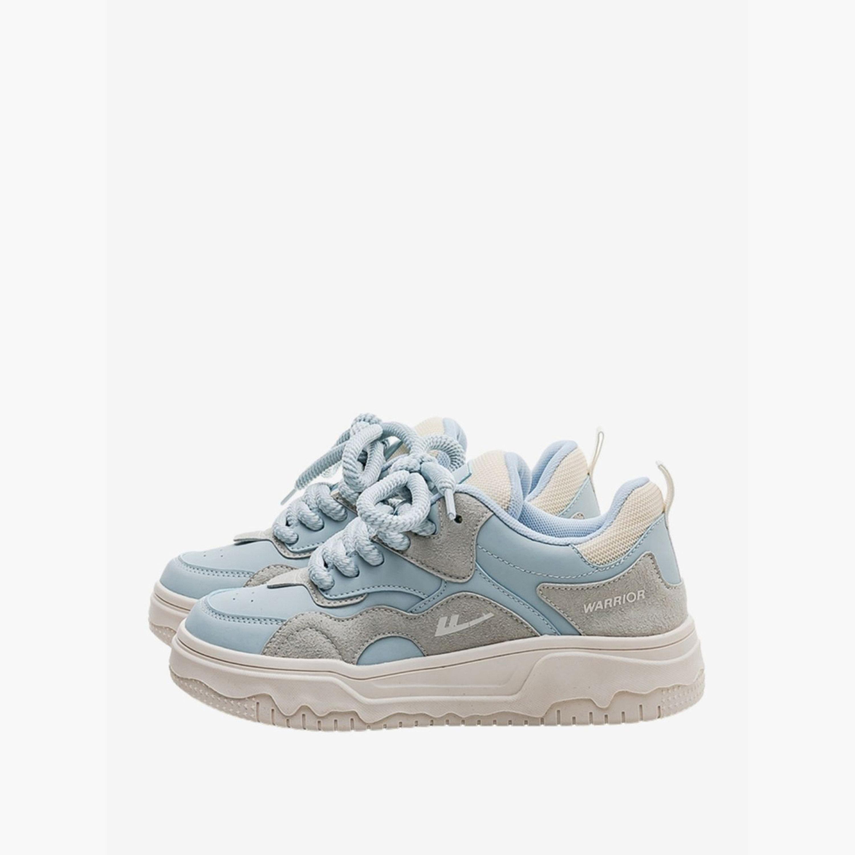 حذاء سنيكرز بأربطة وتفاصيل شعار-women-shoes-sneakers-image-4