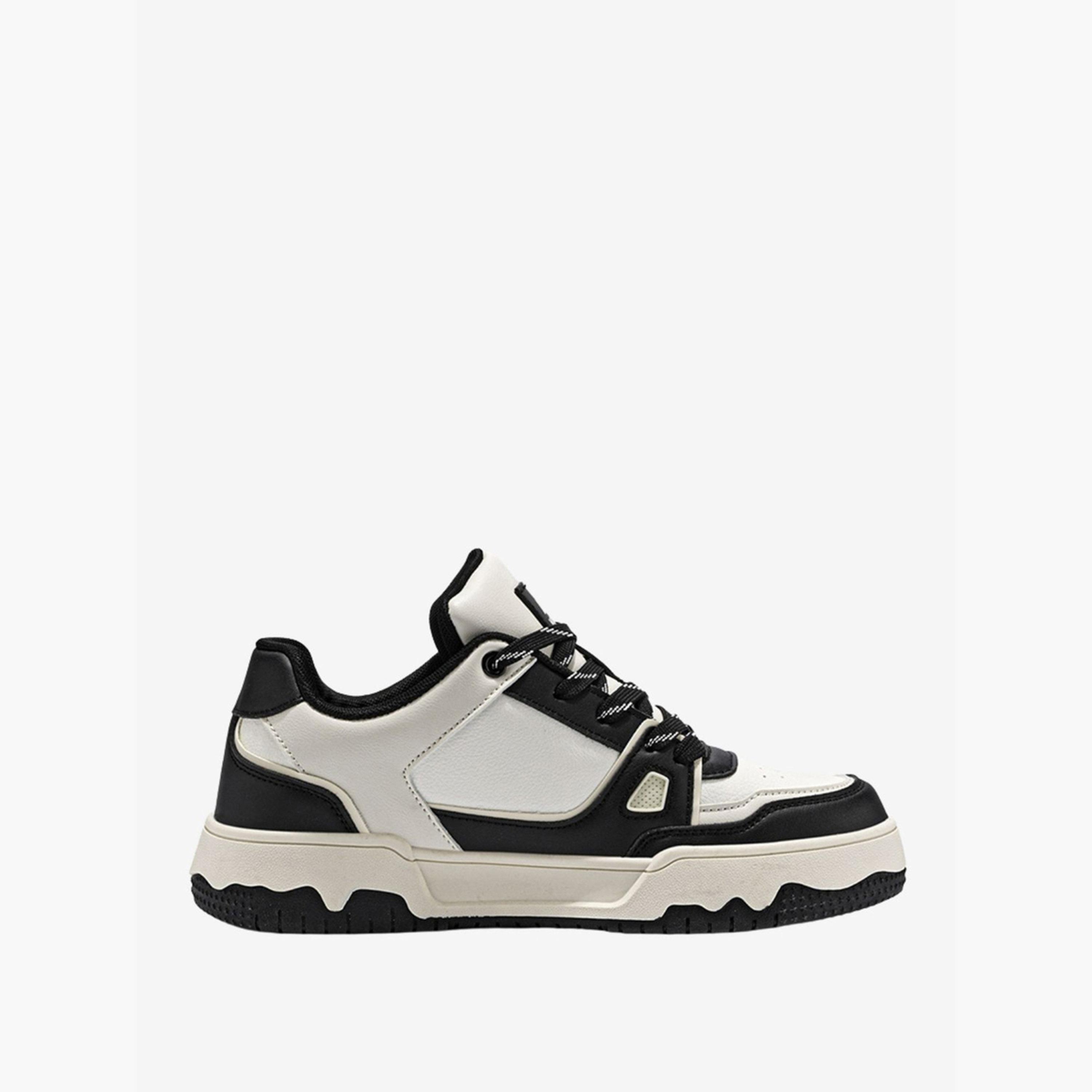 حذاء سنيكرز لكرة السلة بتفاصيل شعار للرجال-men-shoes-sneakers-image-2