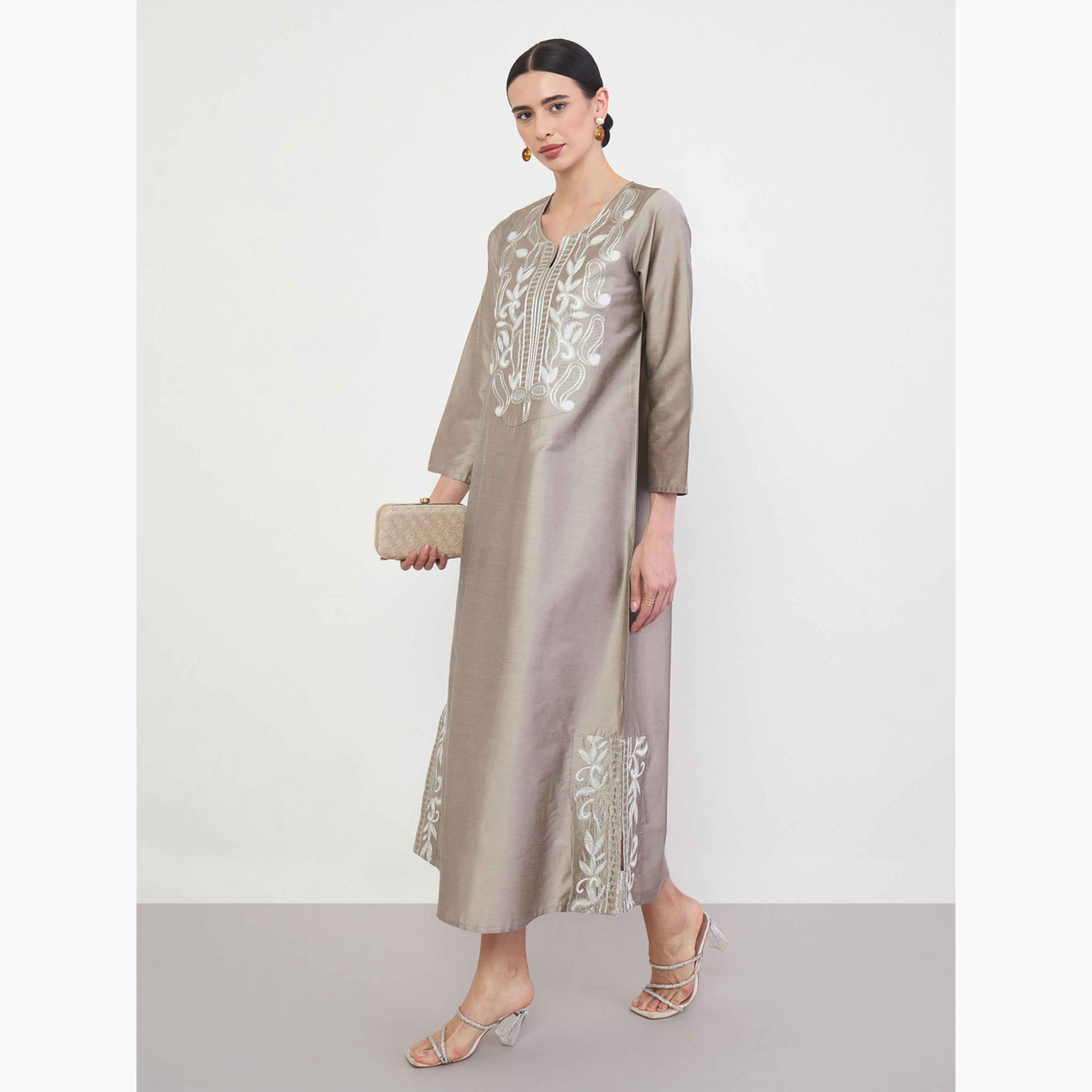 جلابية مطرزة عند الصدر مع فتحة جانبية-women-arabicclothing-jalabiyas-image-2
