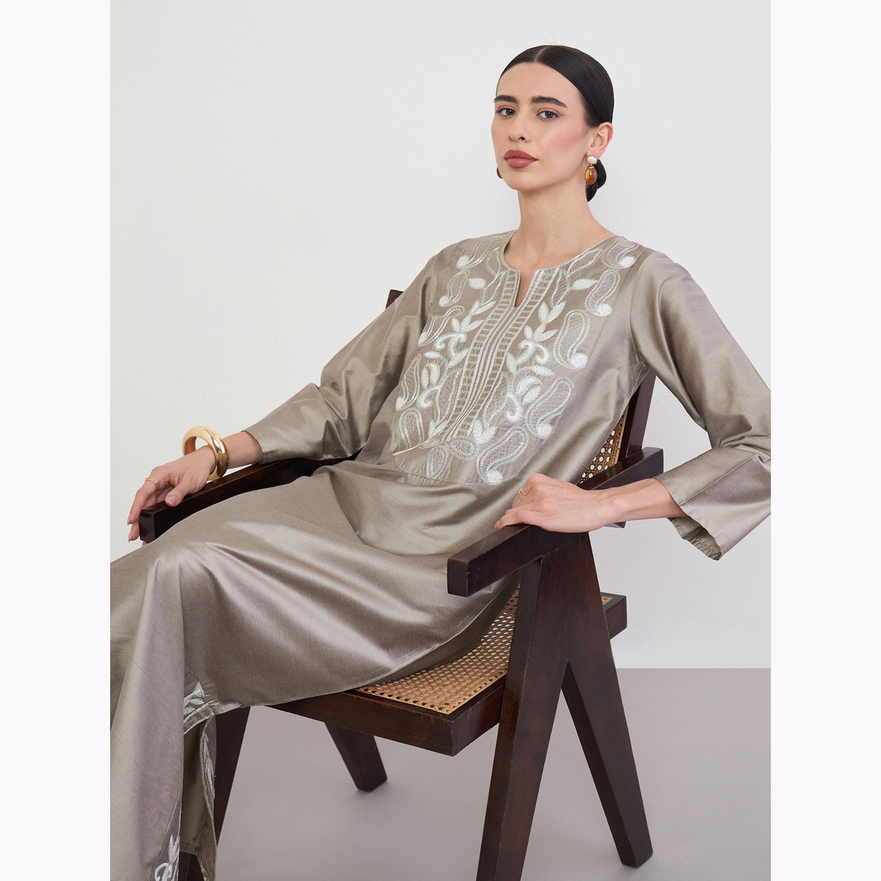 جلابية مطرزة عند الصدر مع فتحة جانبية-women-arabicclothing-jalabiyas-image-3