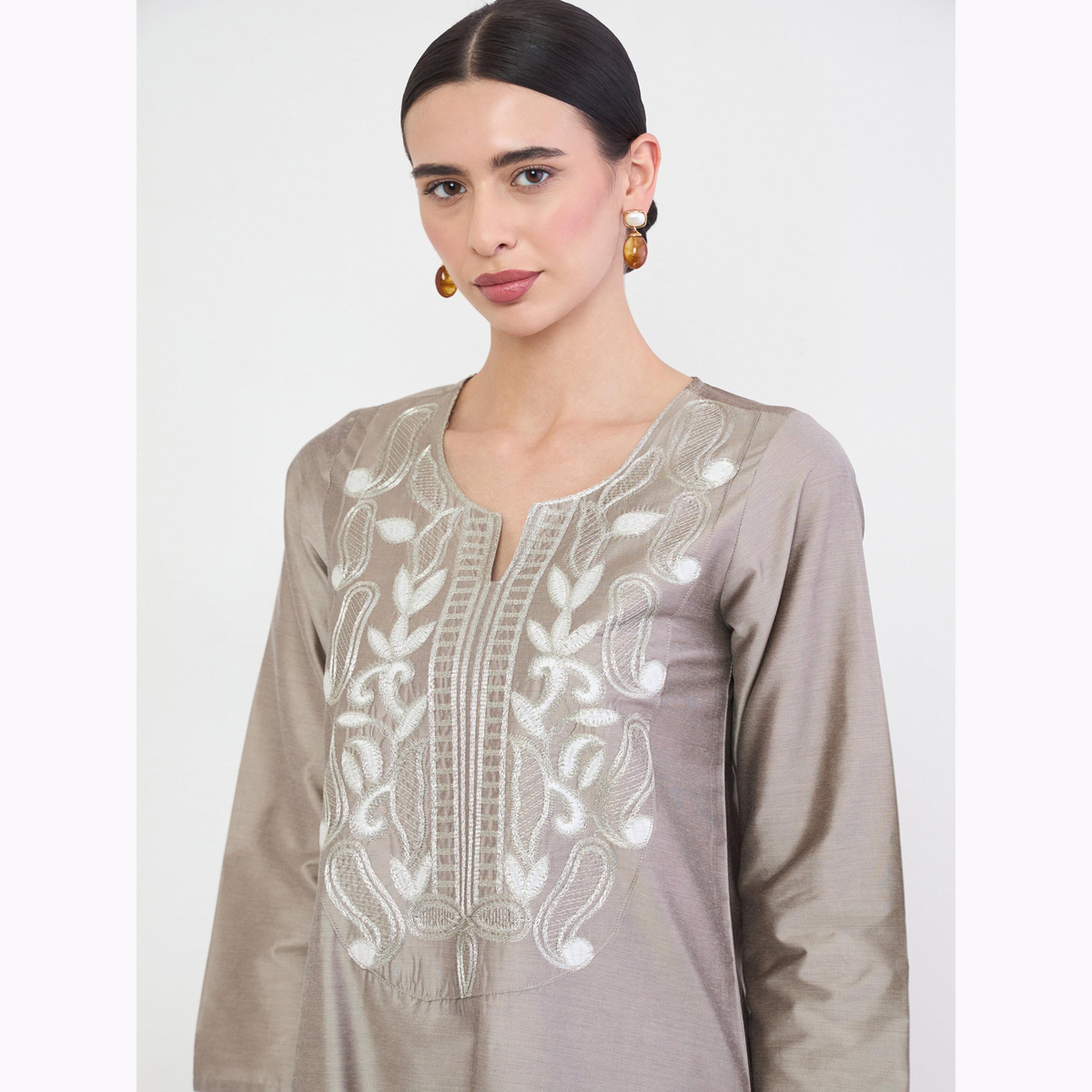 جلابية مطرزة عند الصدر مع فتحة جانبية-women-arabicclothing-jalabiyas-image-4