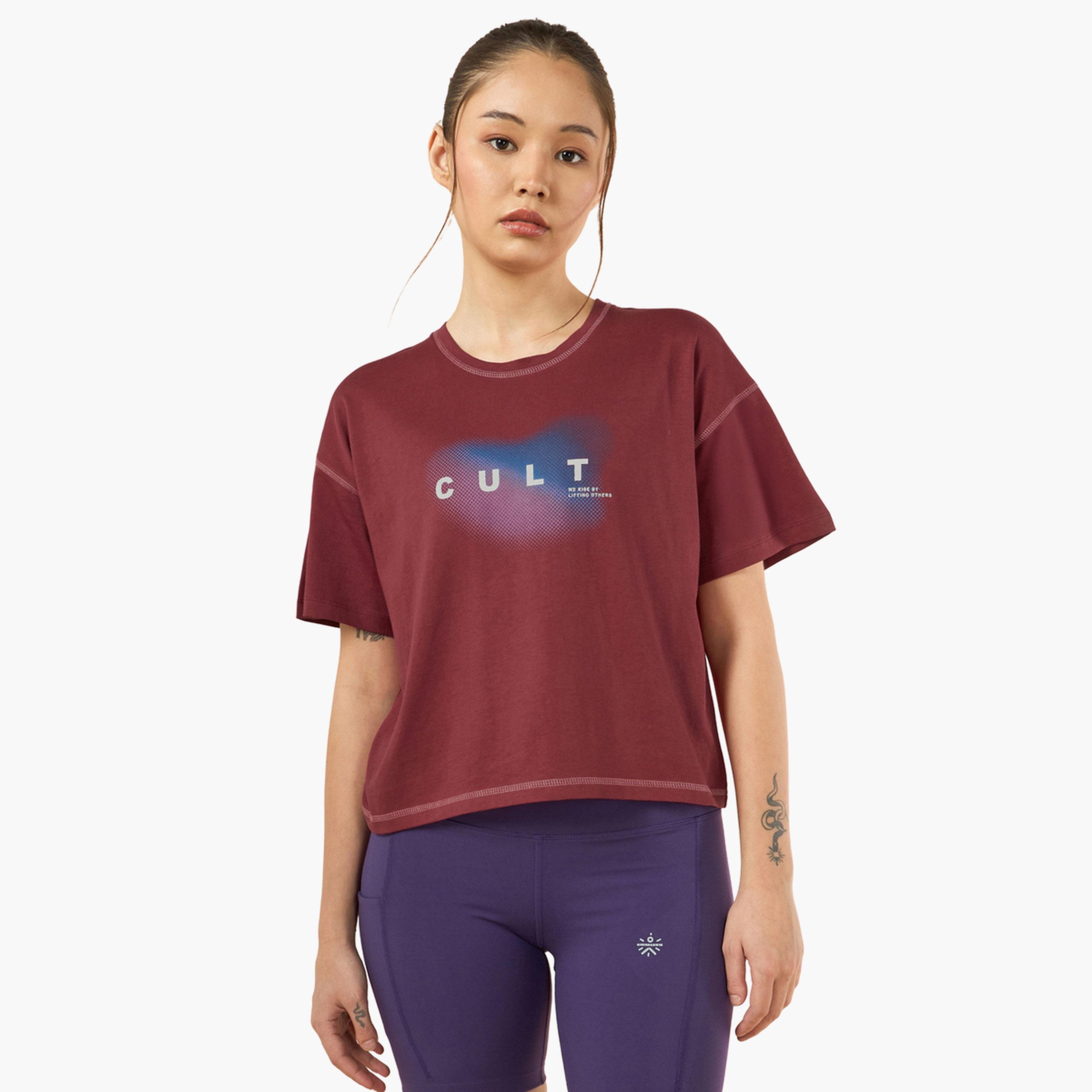 تيشرت قصير قصة مربعة بطبعة جرافيك-sports-women-clothing-tshirtsandvests-image-1