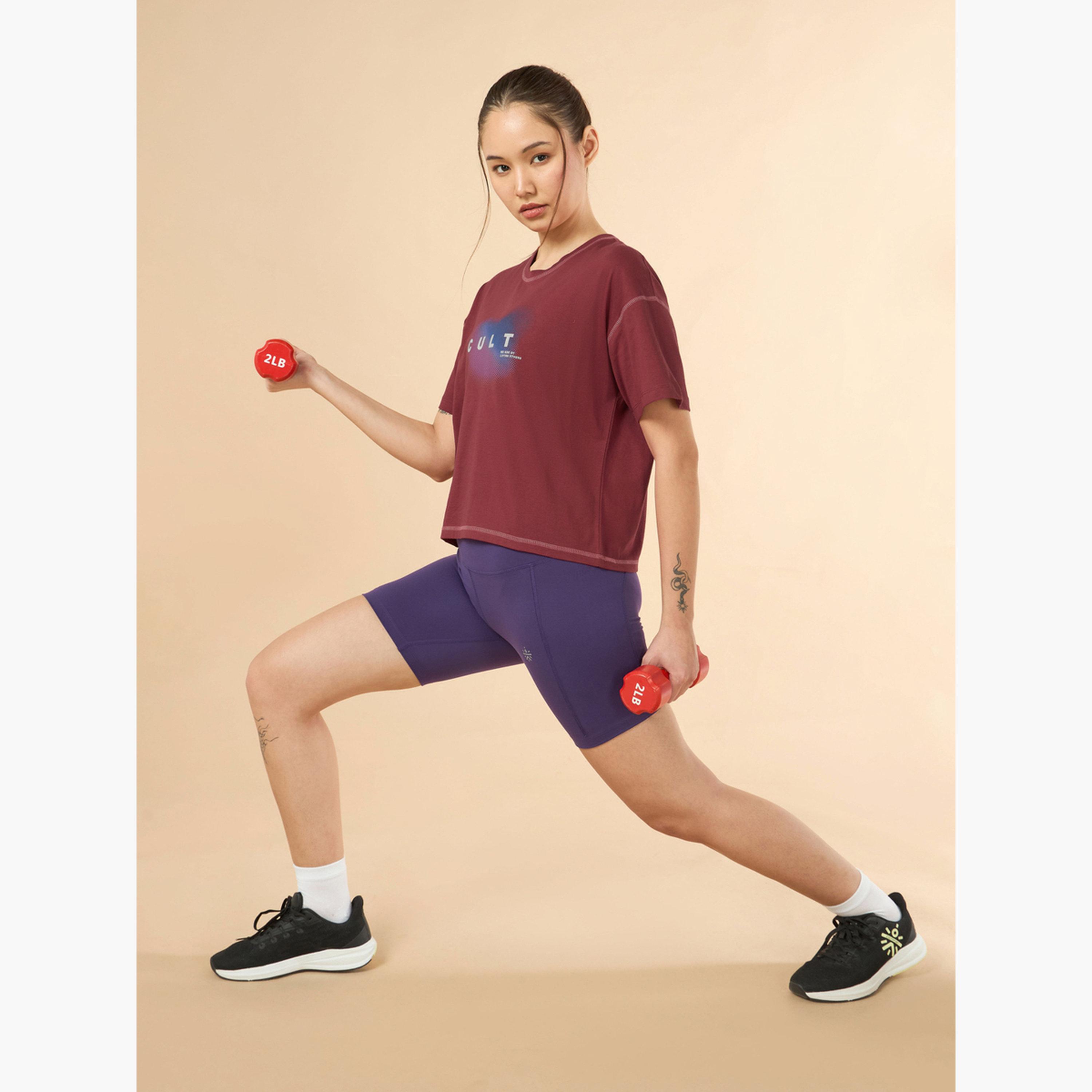 تيشرت قصير قصة مربعة بطبعة جرافيك-sports-women-clothing-tshirtsandvests-image-3