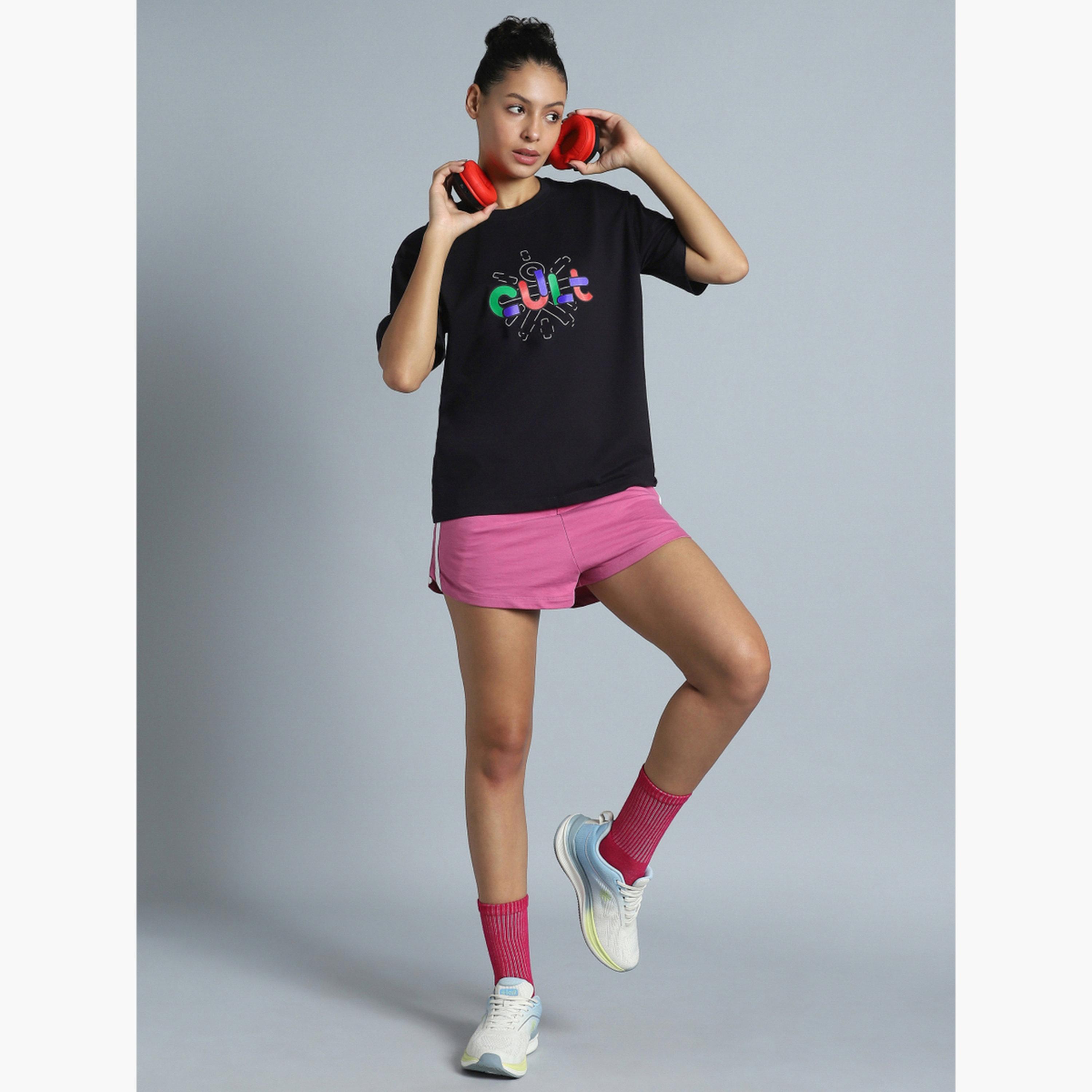 تيشيرت نسائي بقصة مريحة بتصميم Brand Carrier باللون الأسود من Cult X Styli-sports-women-clothing-tshirtsandvests-image-2