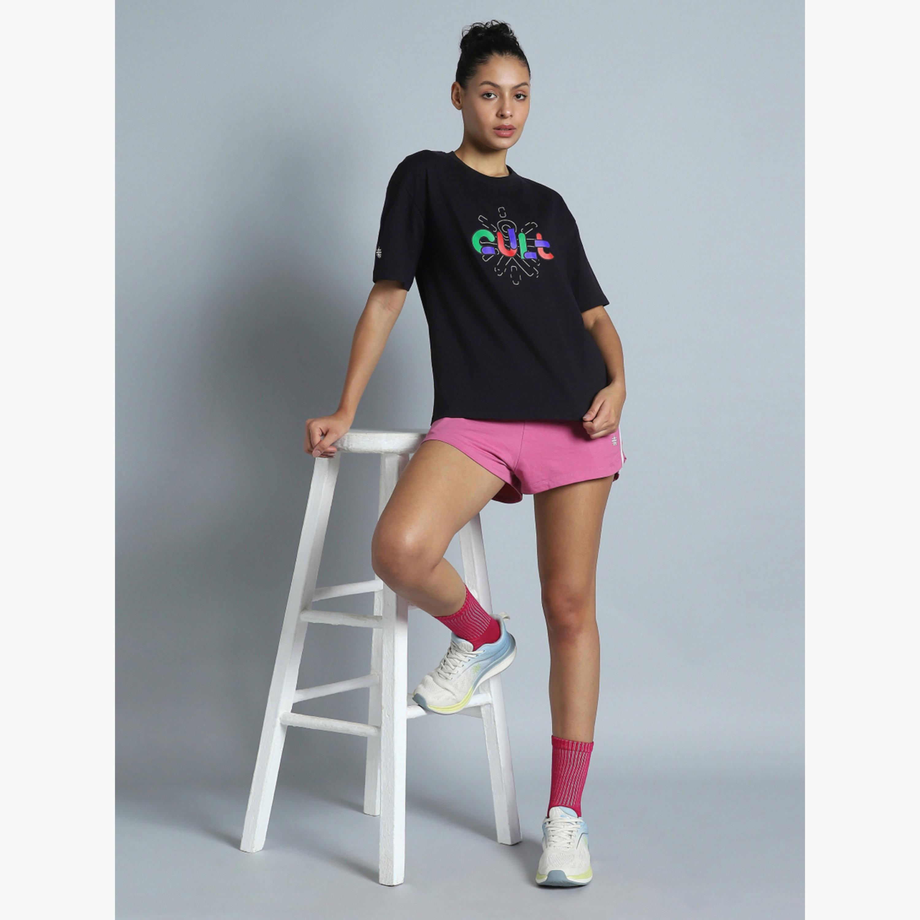 تيشيرت نسائي بقصة مريحة بتصميم Brand Carrier باللون الأسود من Cult X Styli-sports-women-clothing-tshirtsandvests-image-3
