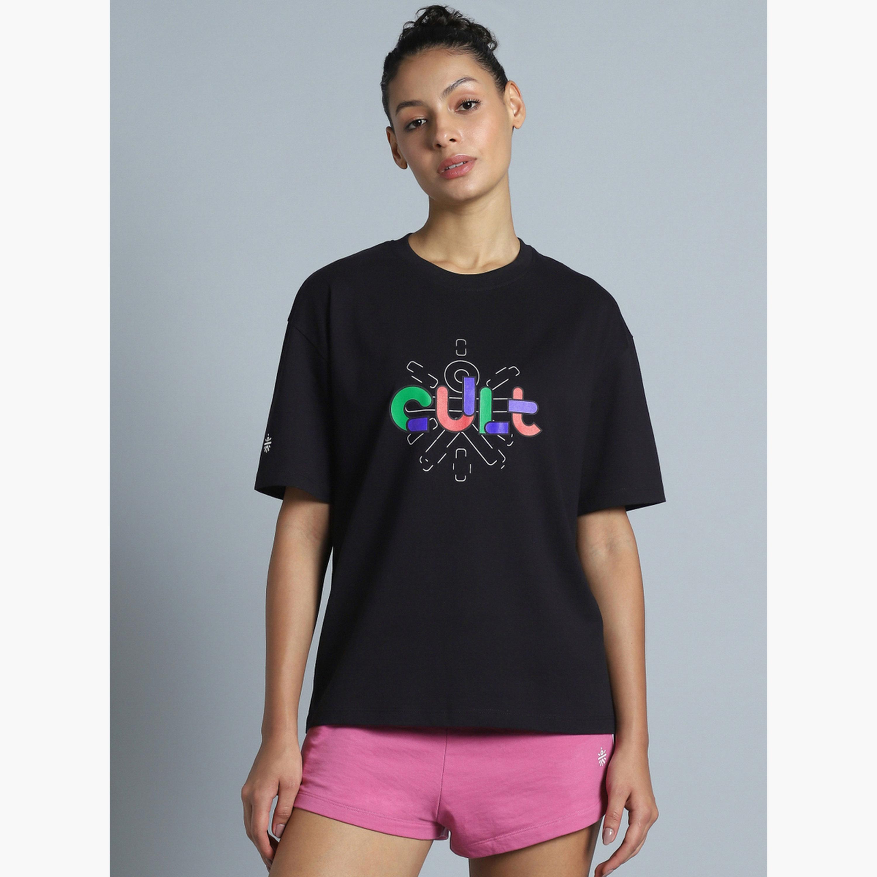 تيشيرت نسائي بقصة مريحة بتصميم Brand Carrier باللون الأسود من Cult X Styli-sports-women-clothing-tshirtsandvests-image-4