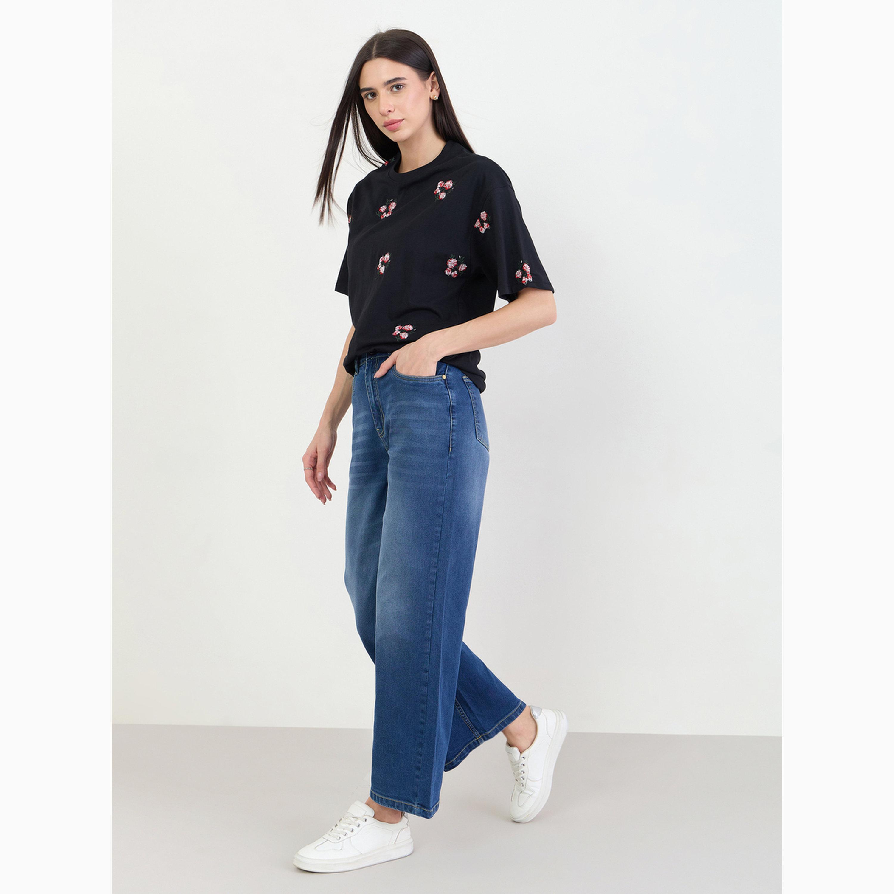 تيشيرت أسود قطن 100% بطبعة باقة أزهار داكنة وقصة واسعة-women-clothing-tshirts-image-2