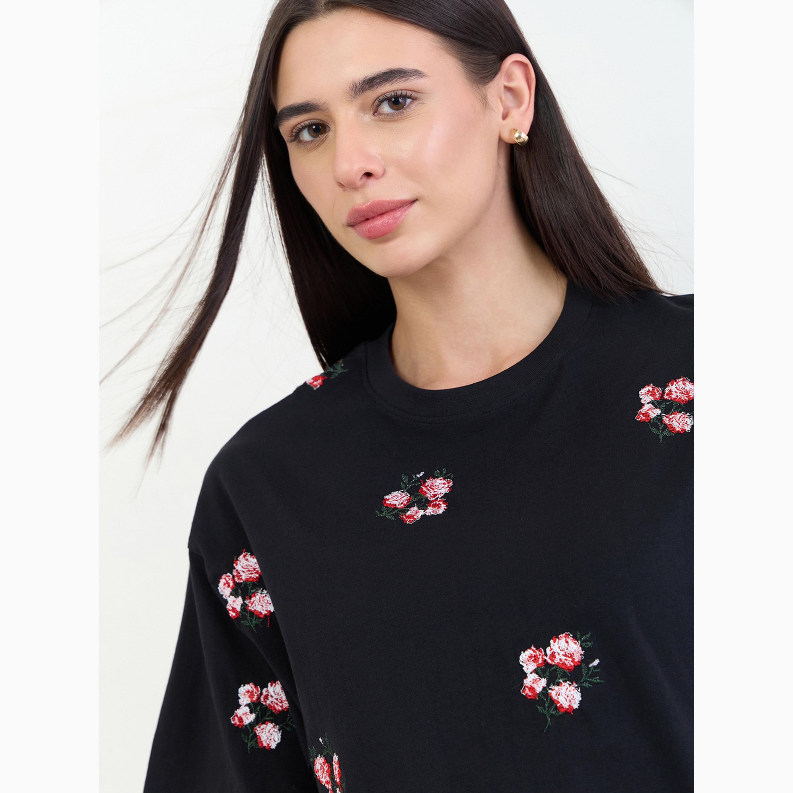 تيشيرت أسود قطن 100% بطبعة باقة أزهار داكنة وقصة واسعة-women-clothing-tshirts-image-4