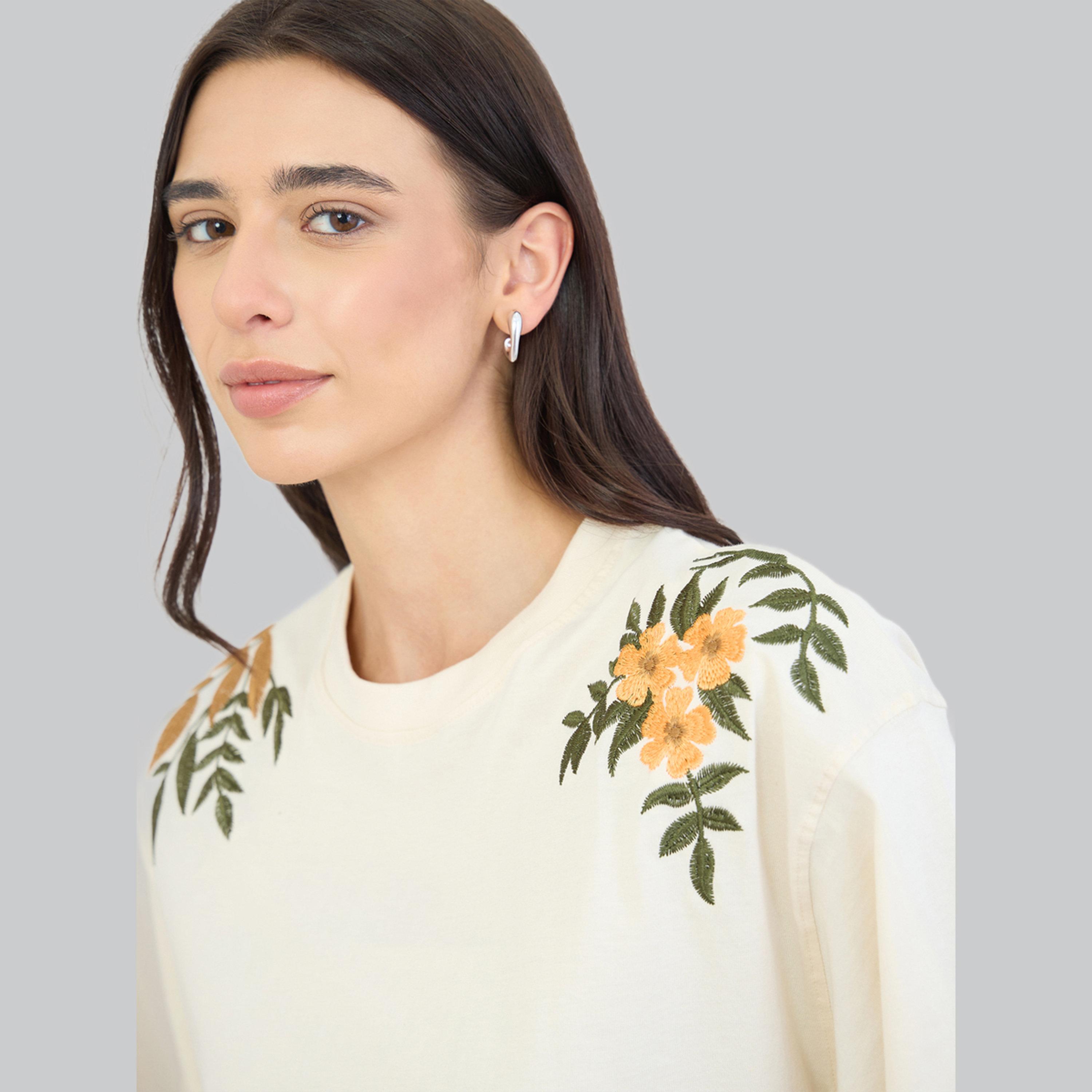 تيشيرت قطن بقصة واسعة وتفاصيل مطرزة-women-clothing-tshirts-image-5
