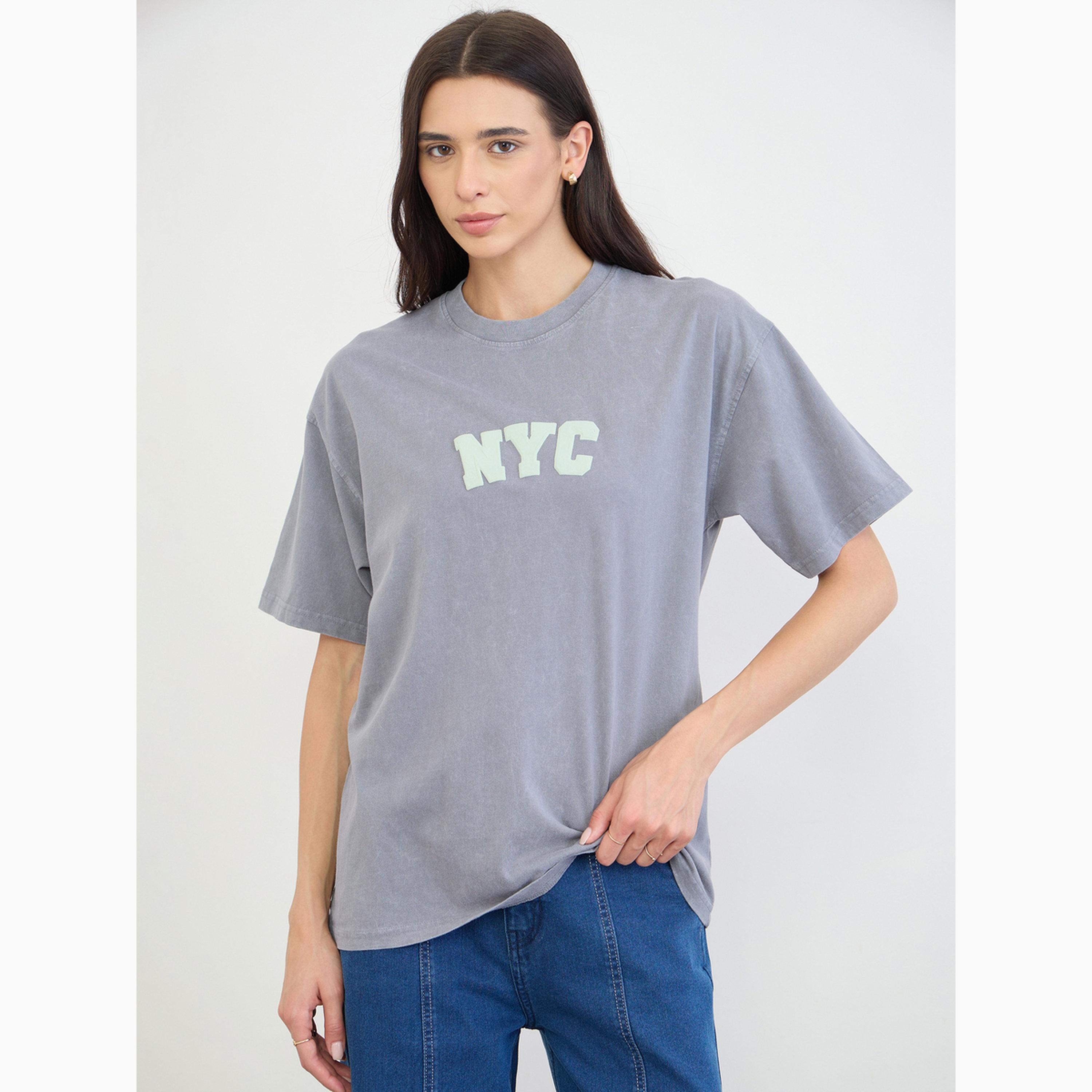 تيشيرت قطن غسيل حمضي بشعار نيويورك-women-clothing-tshirts-image-1