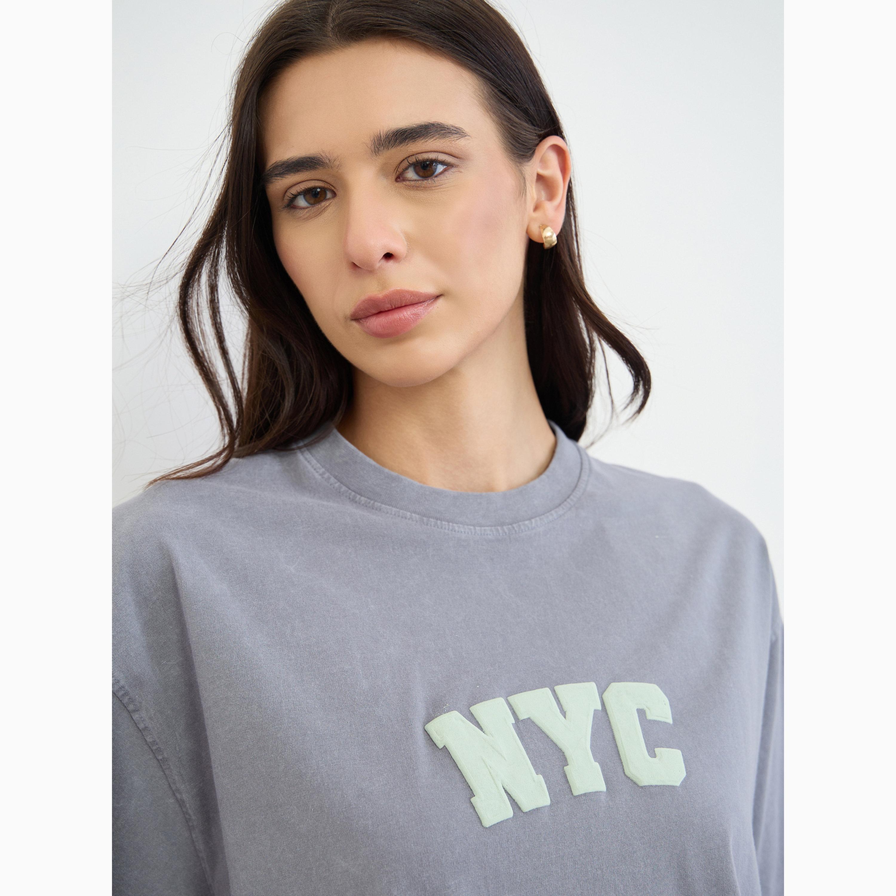 تيشيرت قطن غسيل حمضي بشعار نيويورك-women-clothing-tshirts-image-4
