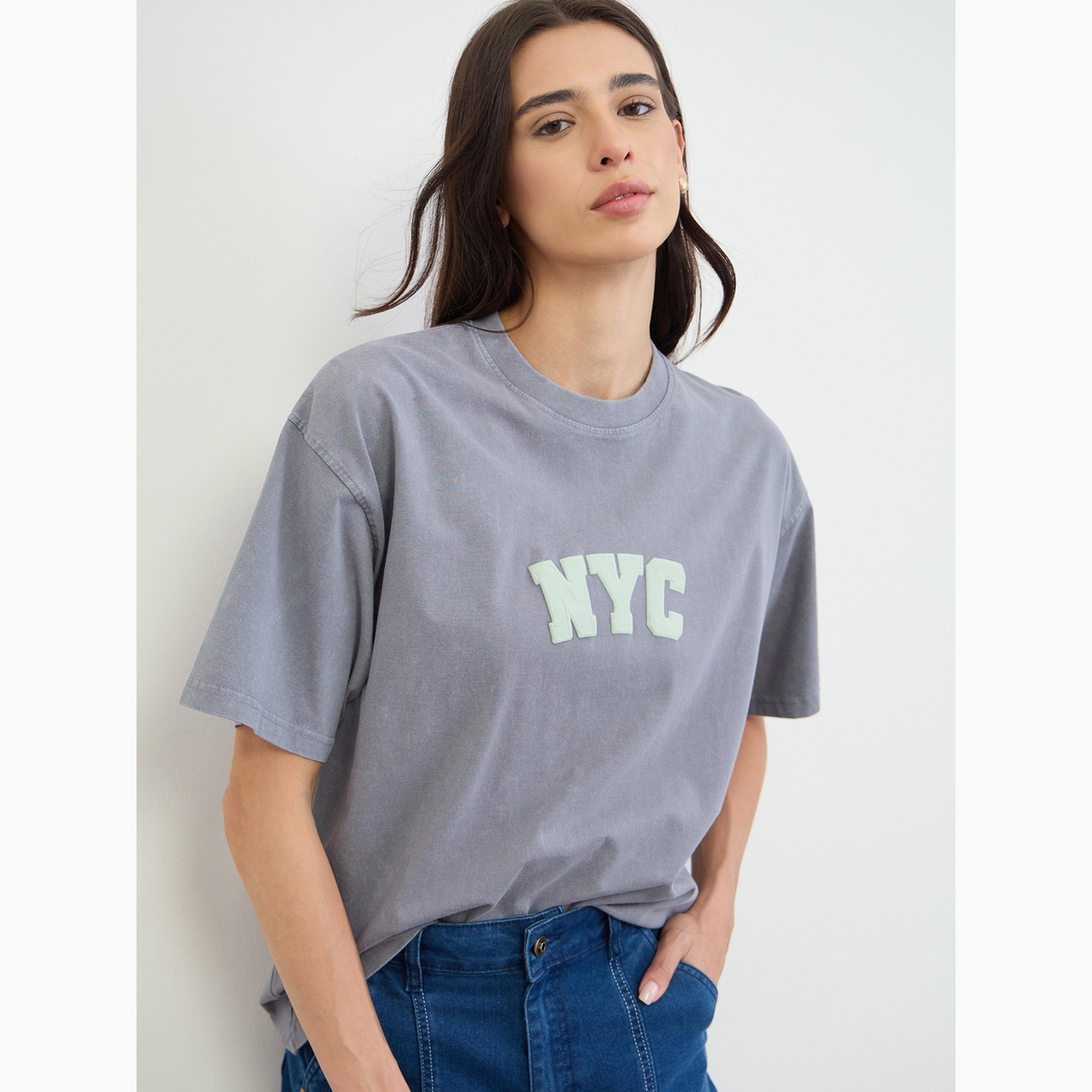 تيشيرت قطن غسيل حمضي بشعار نيويورك-women-clothing-tshirts-image-5