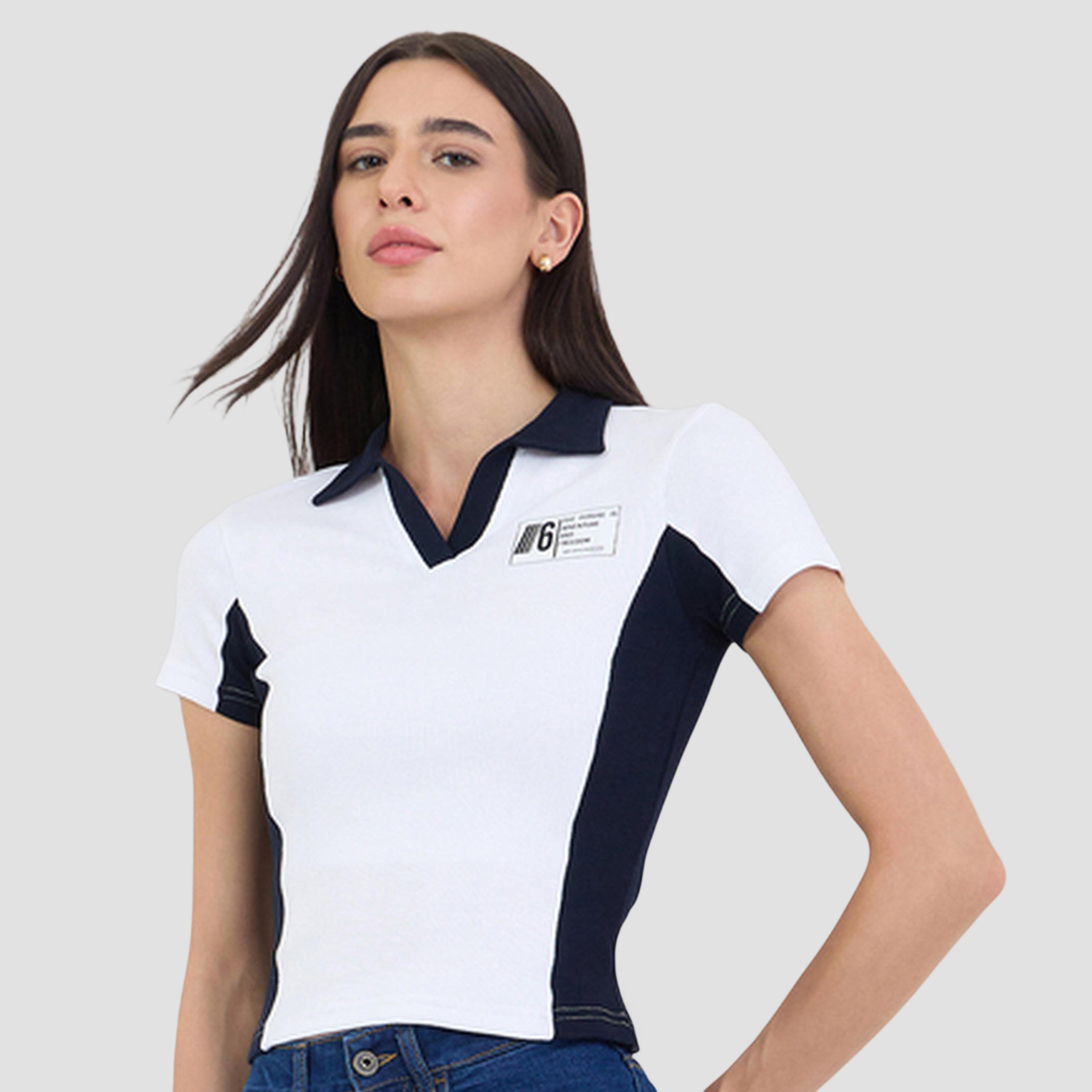 تيشيرت بولو أبيض مضلع بنمط كتل الألوان وقصة ضيقة-women-clothing-tshirts-image-1