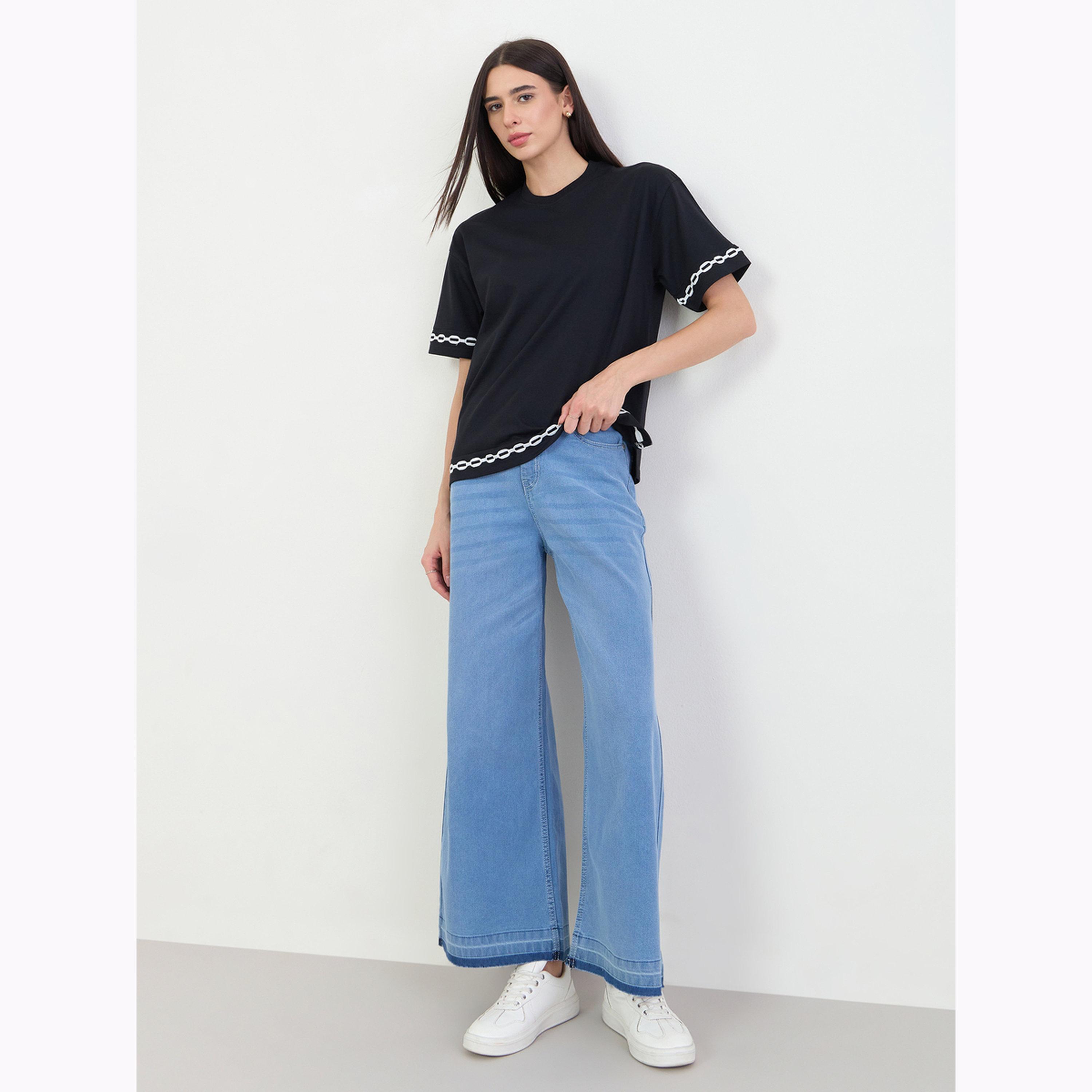 تيشيرت أسود بأكمام قصيرة وتطريز حواف متباين-women-clothing-tshirts-image-2