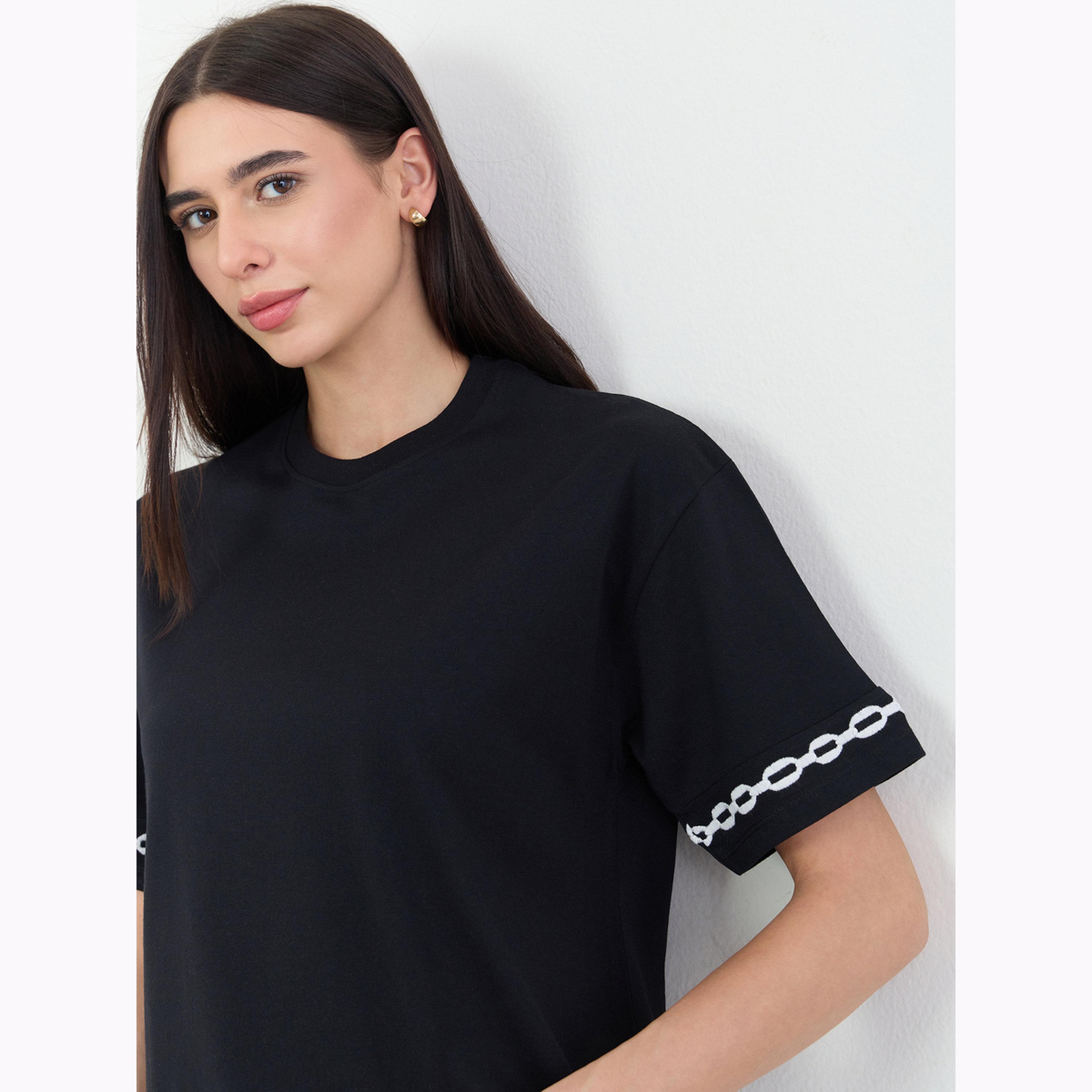 تيشيرت أسود بأكمام قصيرة وتطريز حواف متباين-women-clothing-tshirts-image-5