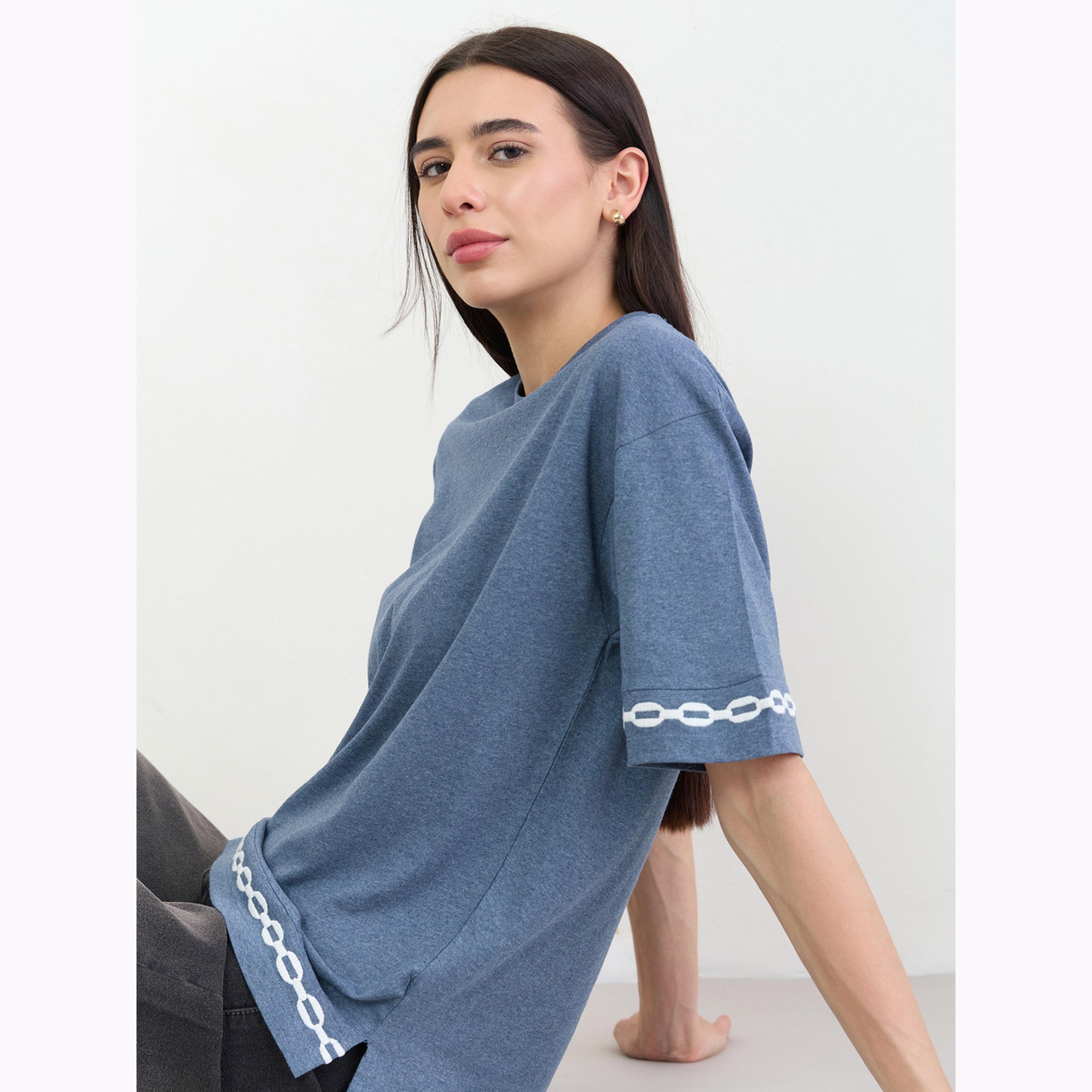 تيشيرت أزرق بأكمام قصيرة وتطريز حواف متباين-women-clothing-tshirts-image-3