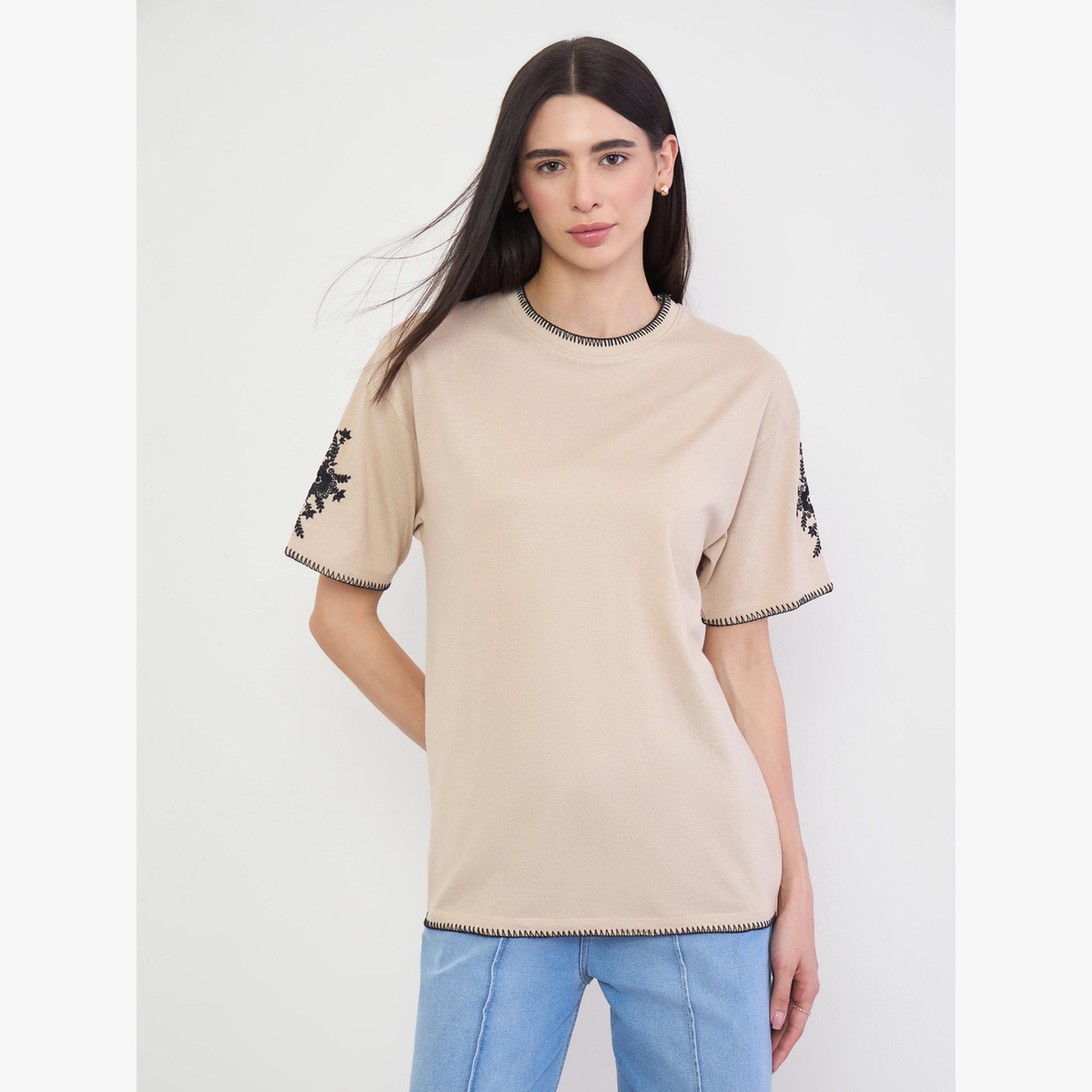 تيشيرت قطن مطرز بخيوط متباينة وقصة واسعة-women-clothing-tshirts-image-1