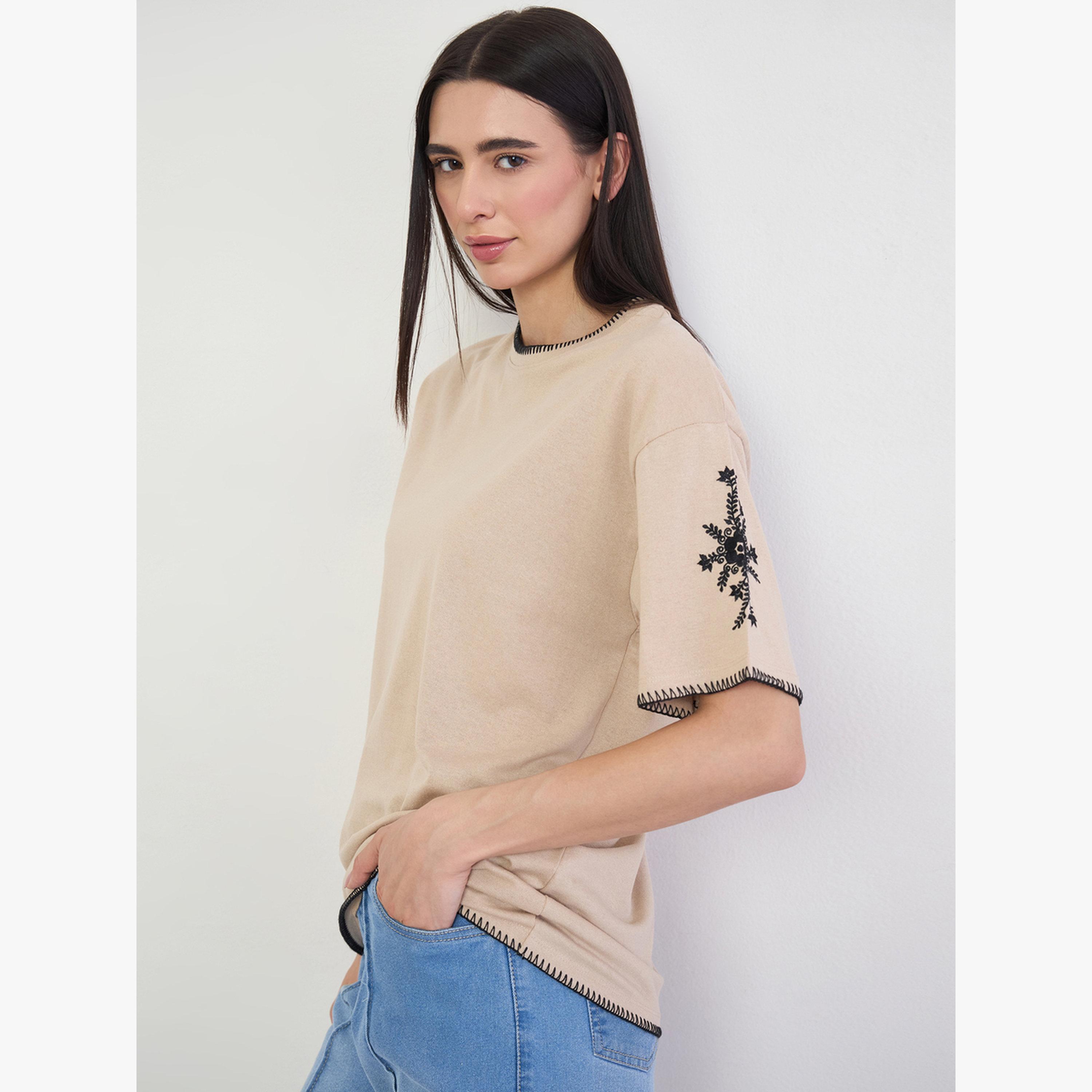 تيشيرت قطن مطرز بخيوط متباينة وقصة واسعة-women-clothing-tshirts-image-3