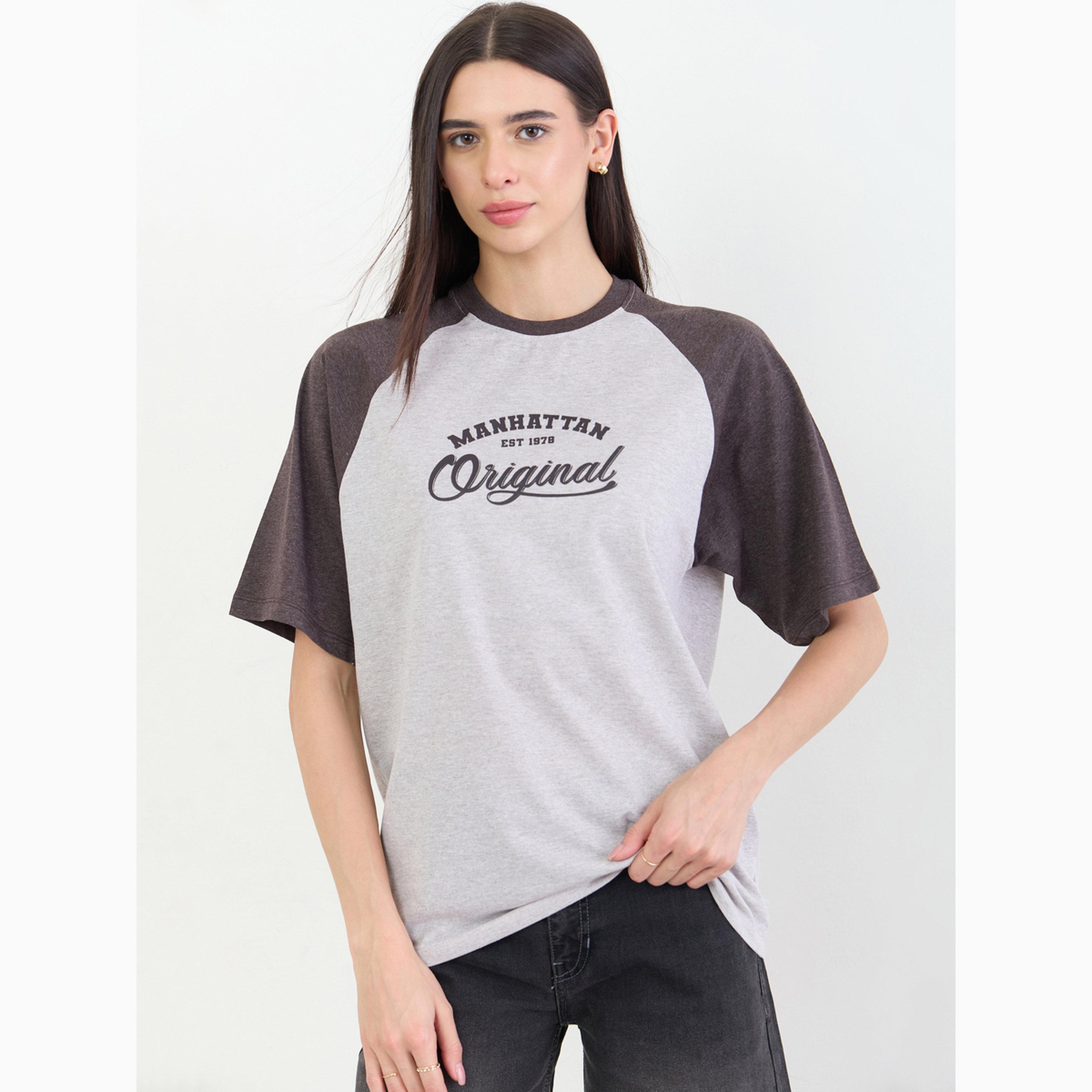تيشيرت كريمي بطبعة شعار وقصة واسعة-women-clothing-tshirts-image-1