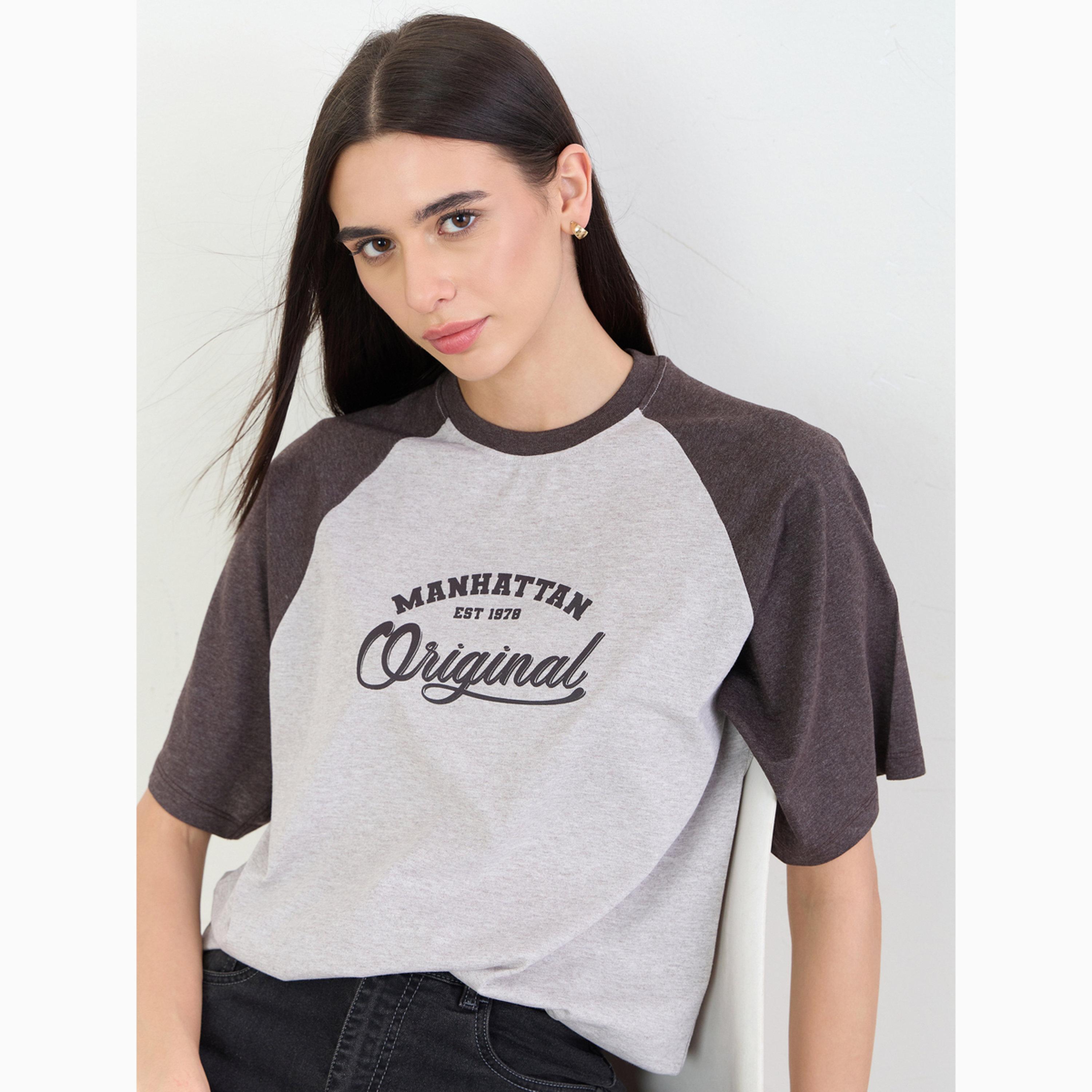 تيشيرت كريمي بطبعة شعار وقصة واسعة-women-clothing-tshirts-image-3