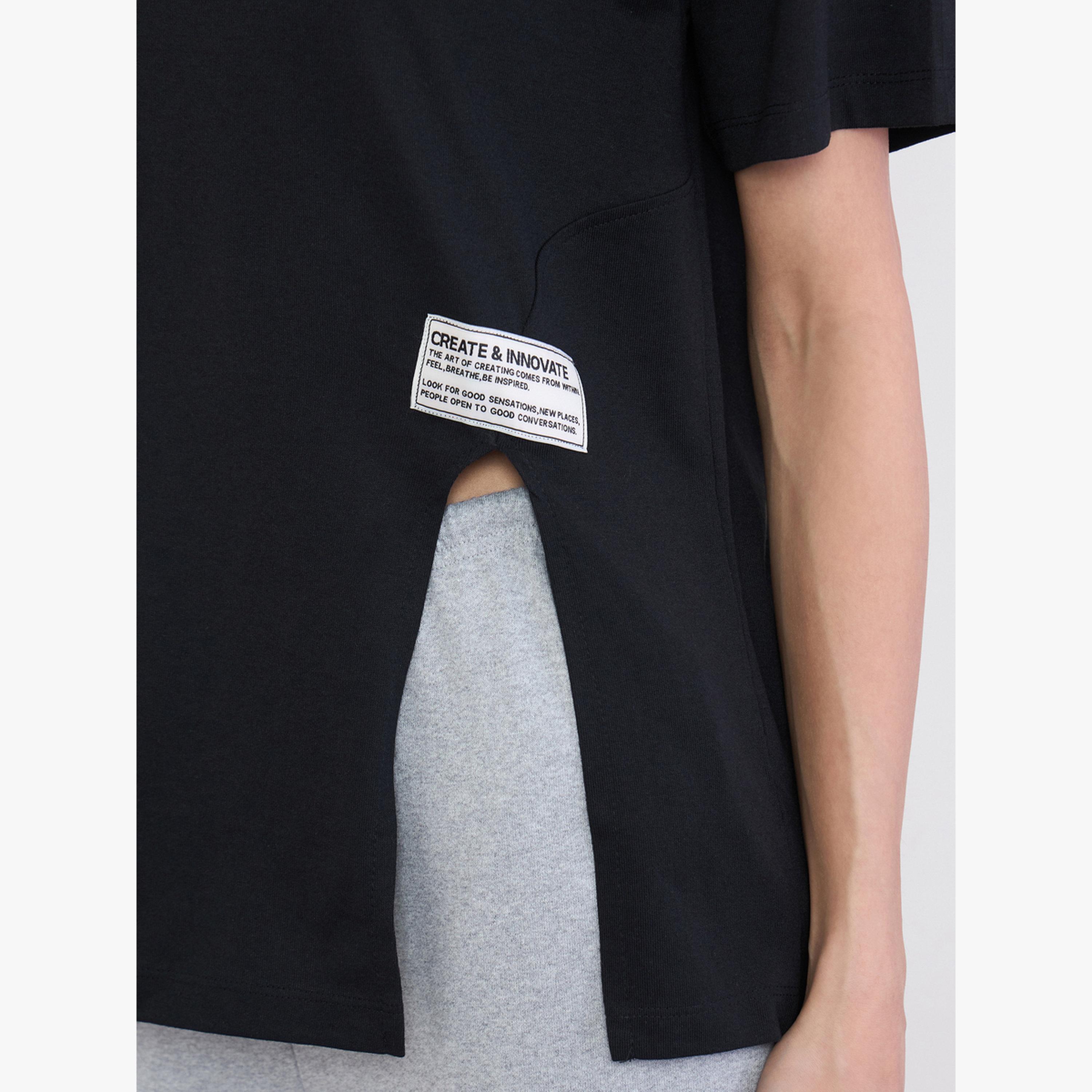 تيشيرت فضفاض قطن بفتحة وتفاصيل شارة-women-clothing-tshirts-image-5