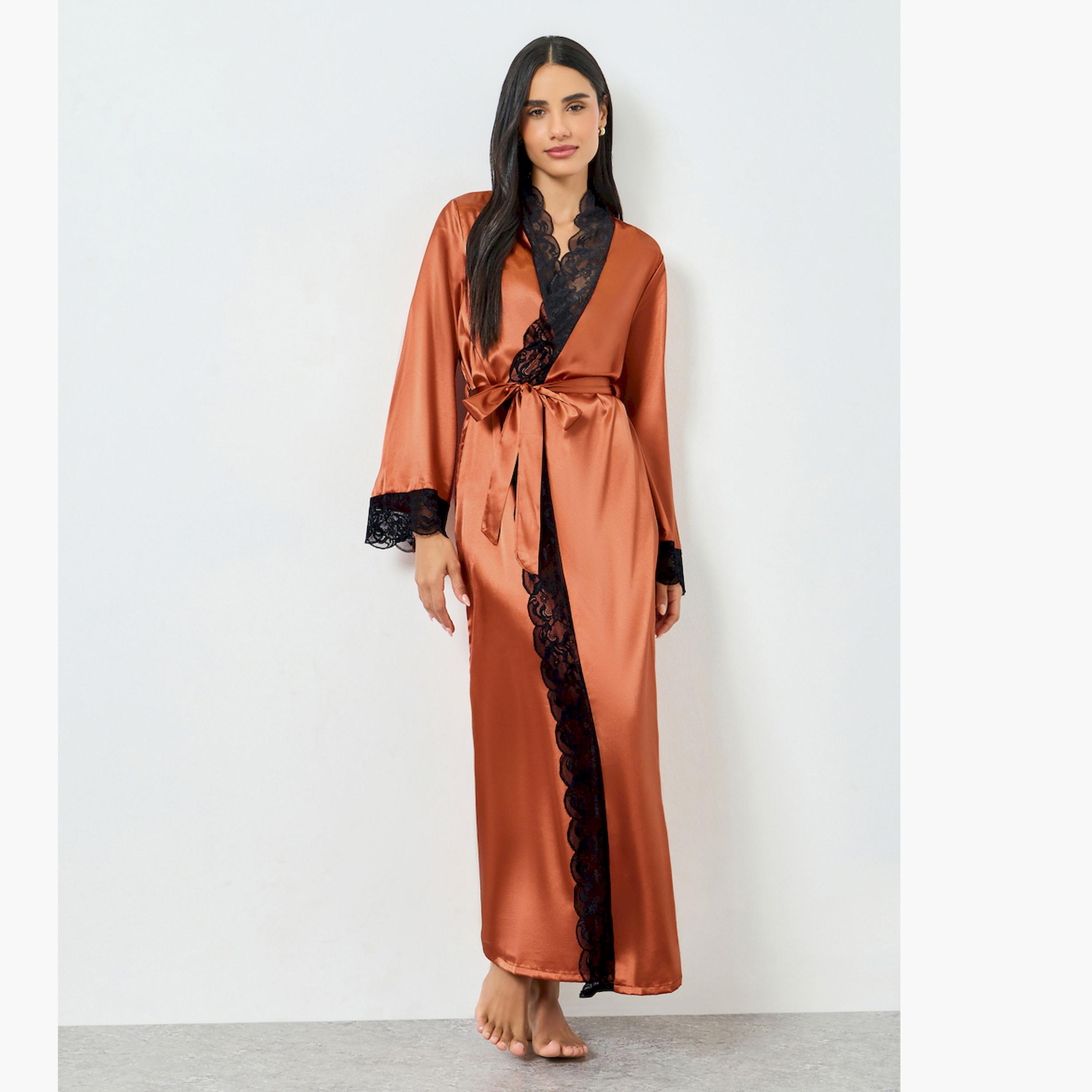 روب بأكمام طويلة وتفاصيل دانتيل-women-clothing-nightwear-robes-image-1