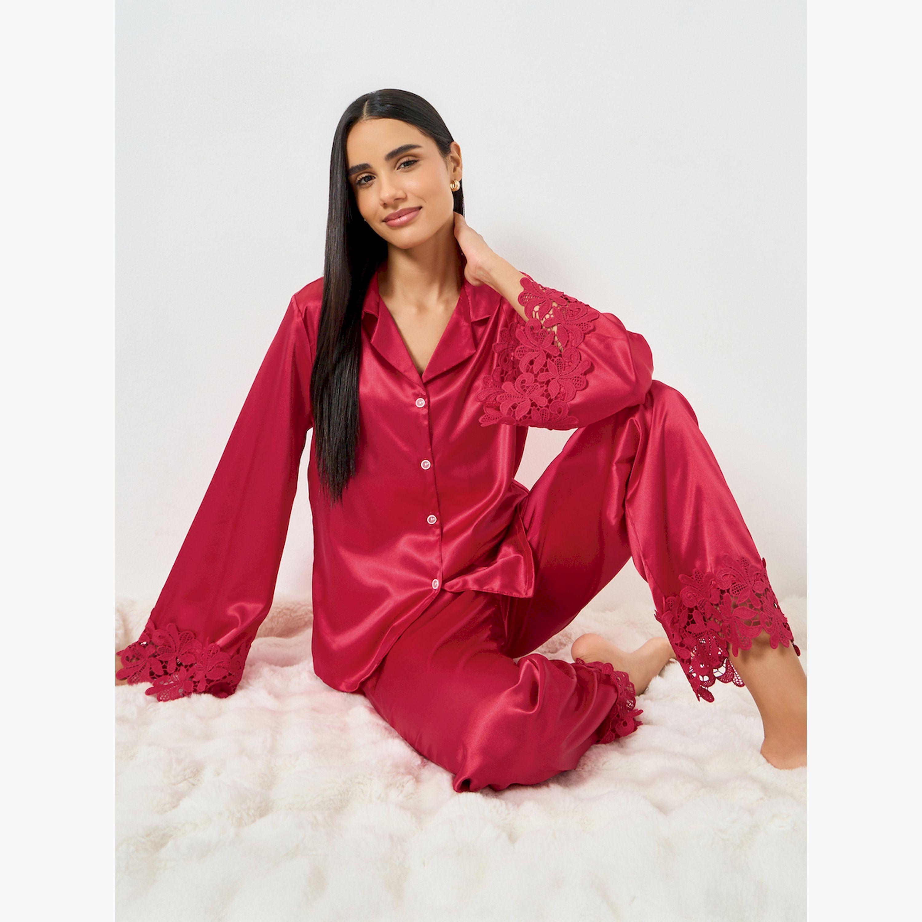 طقم بيجاما من بنطال وبلوزة ساتان بتفاصيل دانتيل-women-clothing-nightwear-pyjamas-longsets-image-2