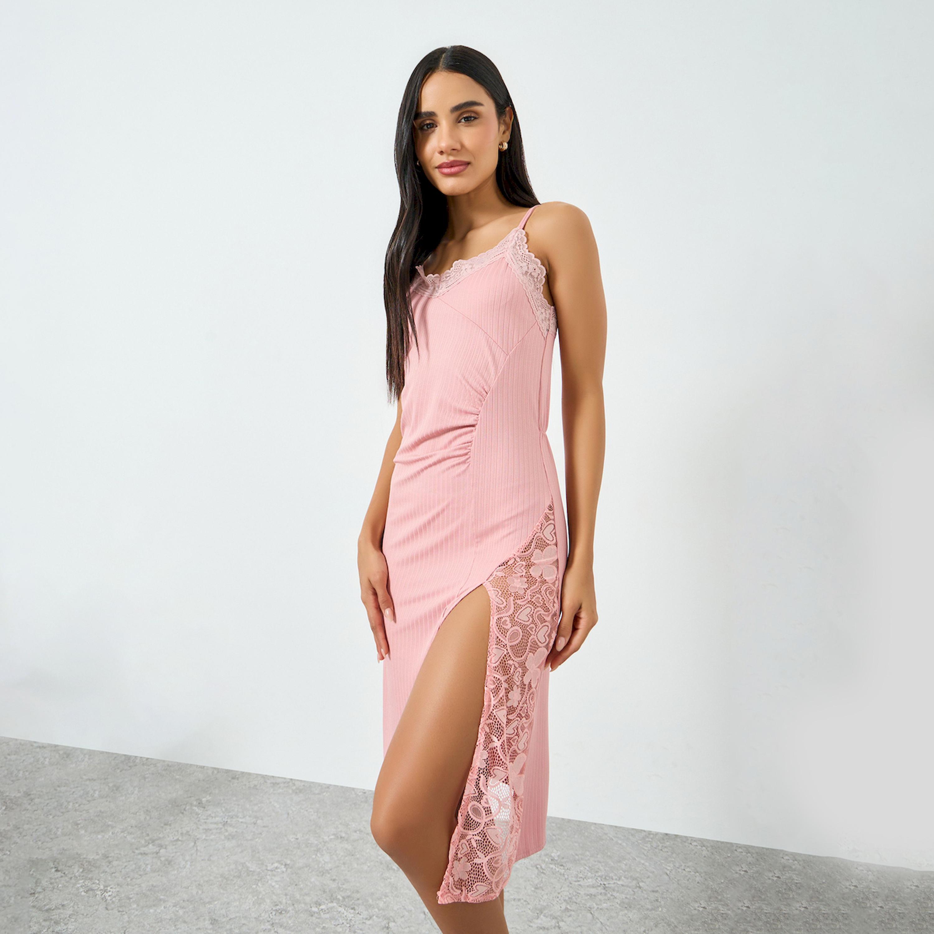 قميص نوم بتفاصيل دانتيل وحافة بفتحة-women-clothing-lingerie-babydollsandbodysuits-image-1