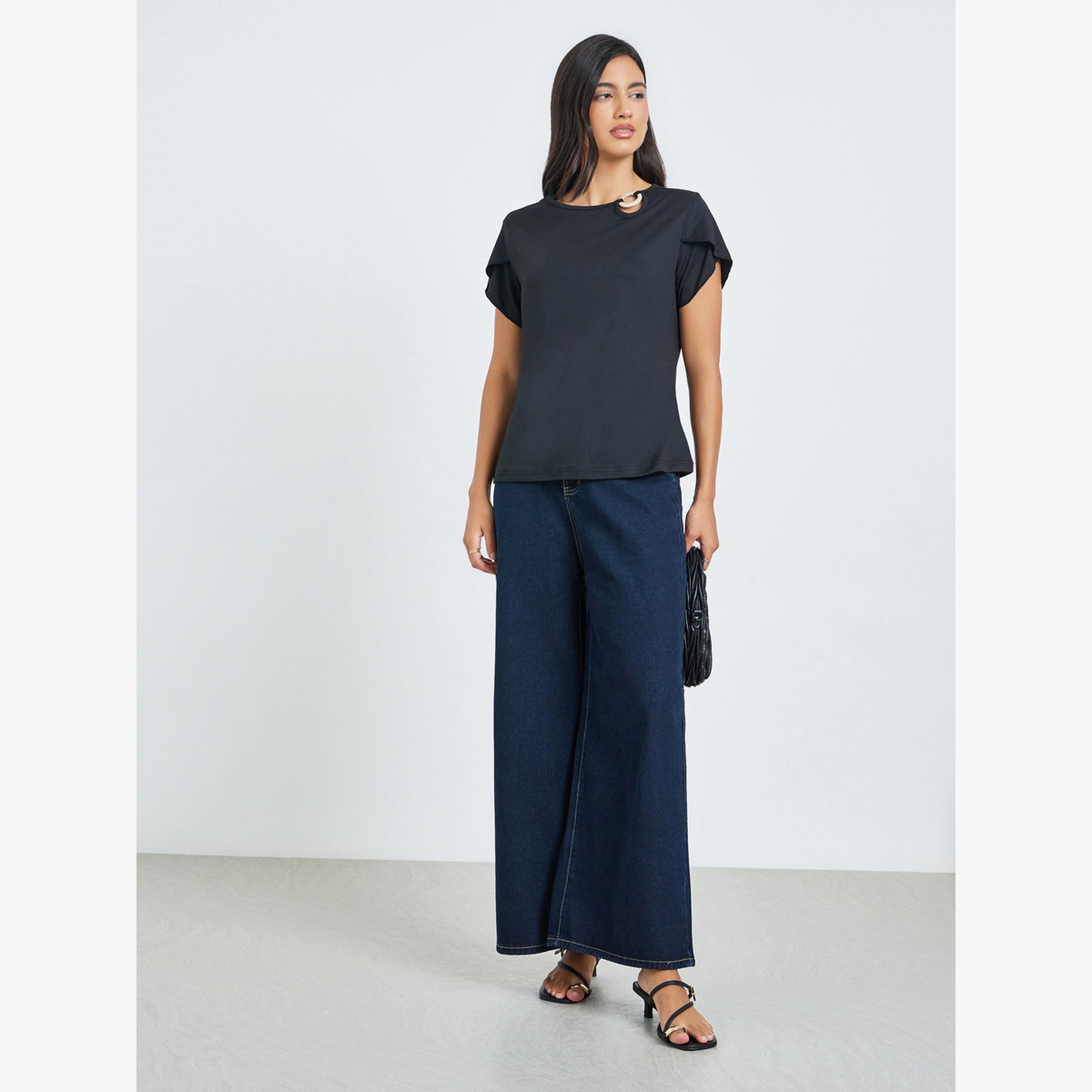 تيشيرت بياقة دائرية ومزين بحلقة-women-clothing-tshirts-image-2